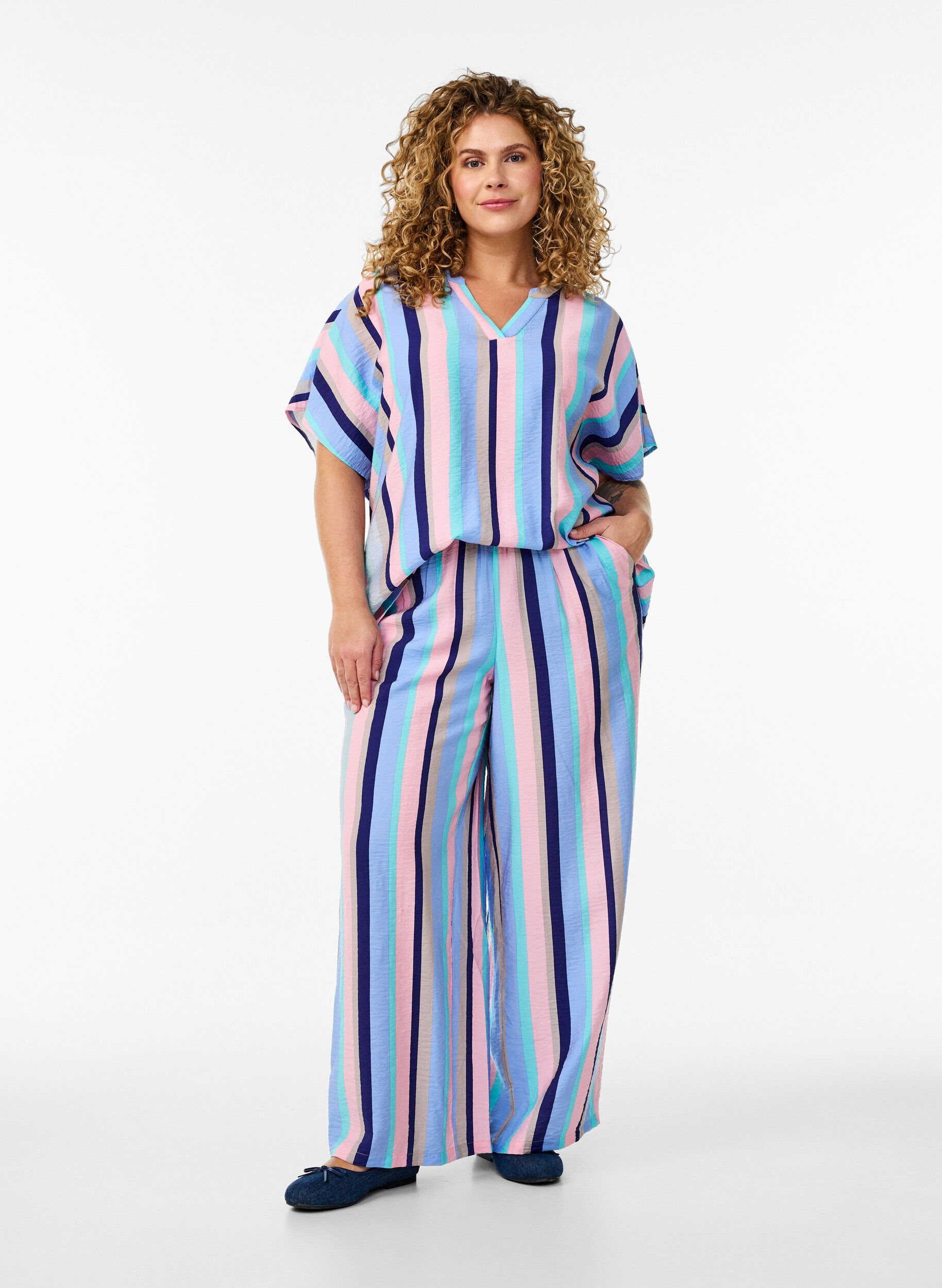 Zizzi Stribet viskosebluse med korte &aelig;rmer, Bl&aring;, Model image number 1