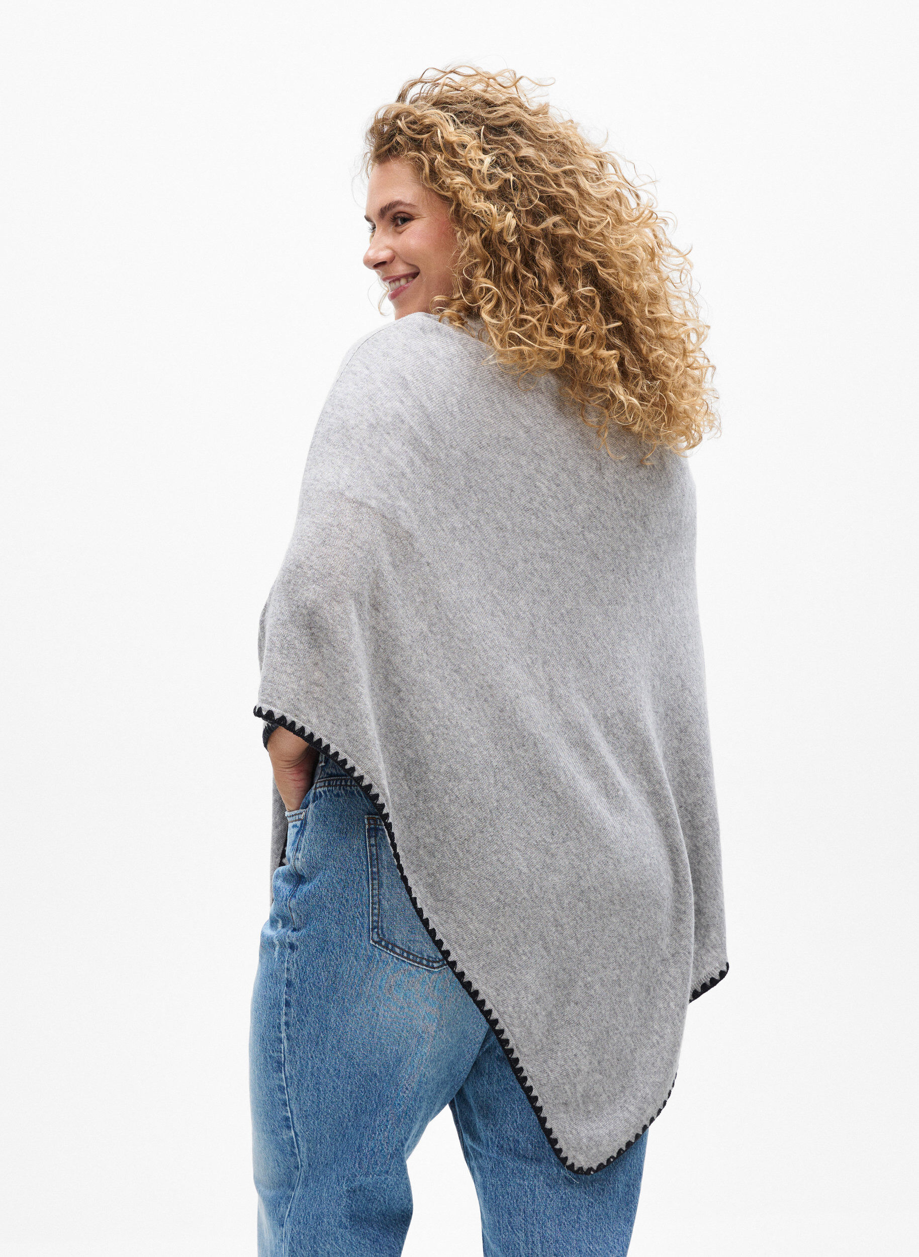 Zizzi Finstrikket poncho, Gr&aring;, Model image number 2