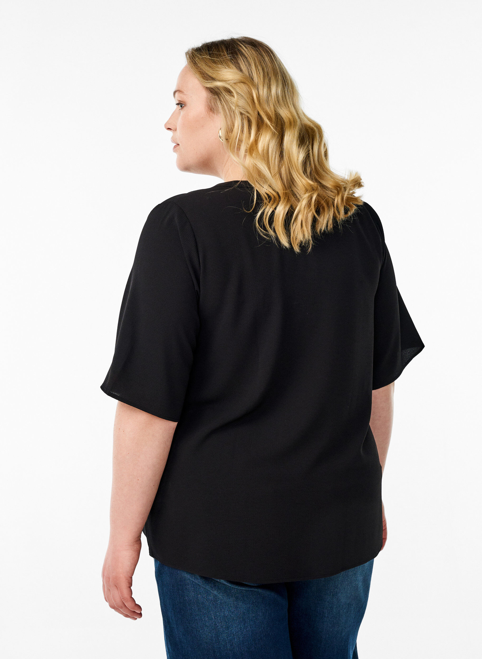 Zizzi Kort&aelig;rmet bluse med v-udsk&aelig;ring, Sort, Model image number 2