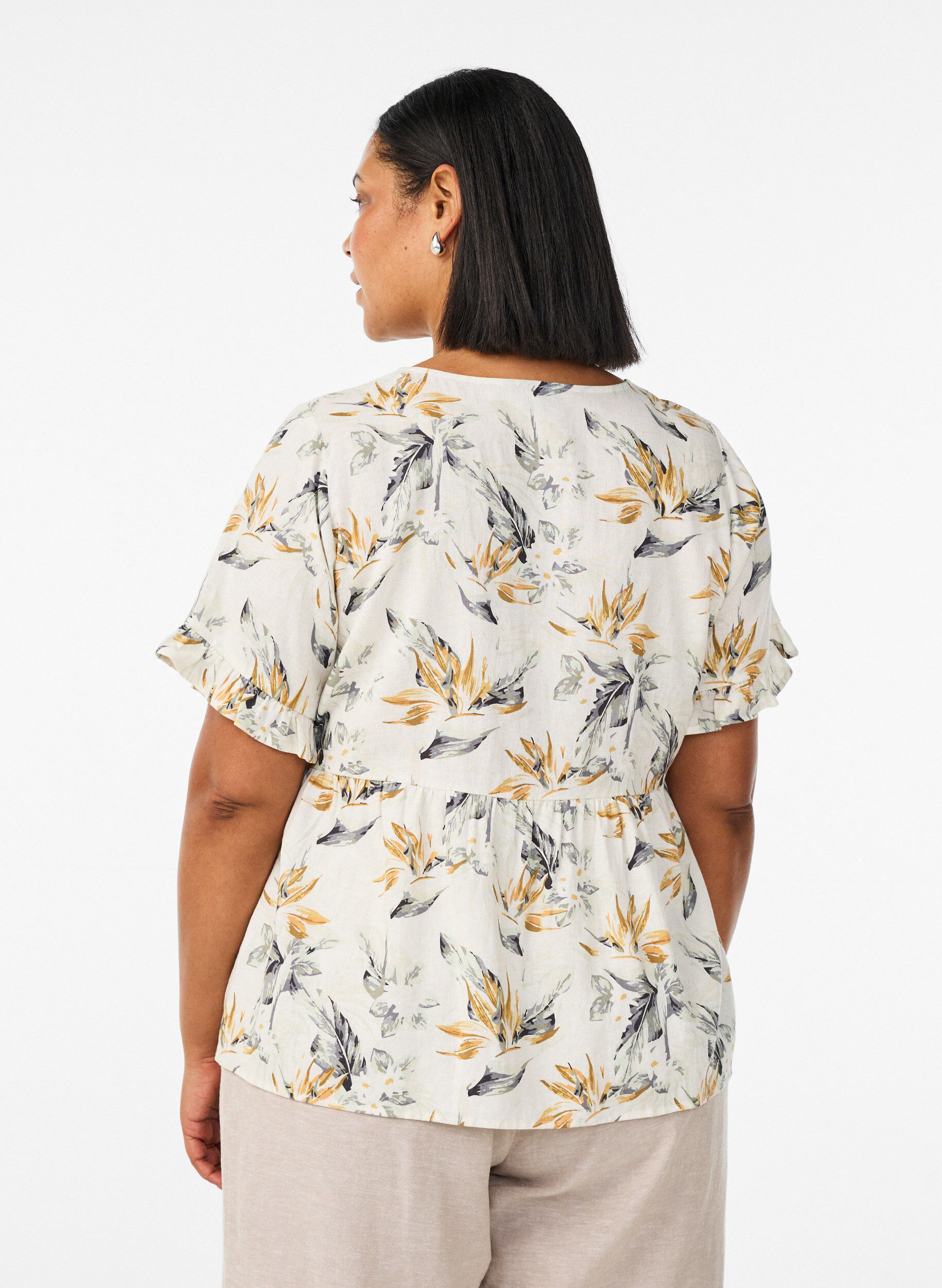 Zizzi Bluse i h&oslash;r og viskose med V-udsk&aelig;ring og knaplukning, Hvid, Model image number 2