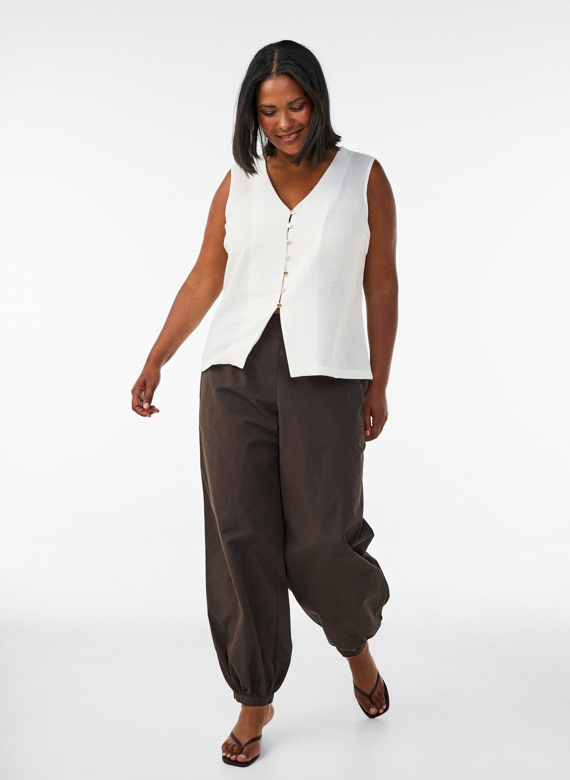 Zizzi&AElig;rmel&oslash;s vest med V-udsk&aelig;ring og knapper, Vanilla, Model image number 1