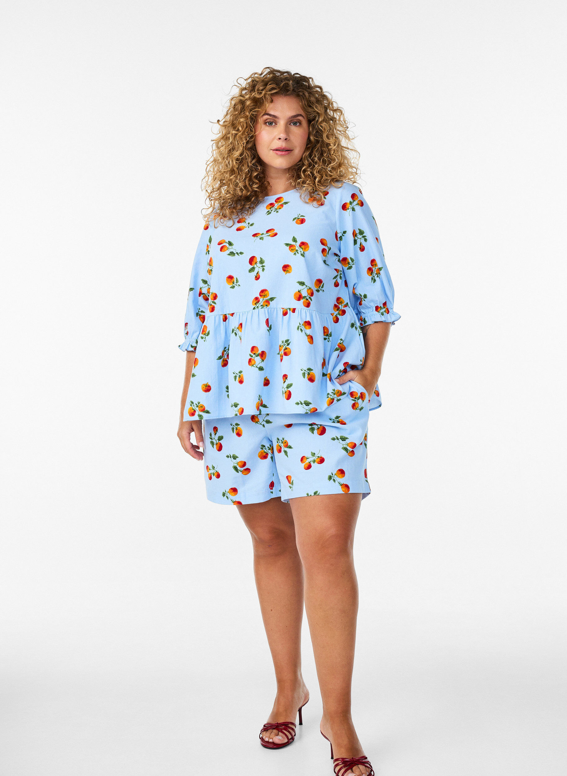ZizziShorts i bomuld med tomatprint og h&oslash;j talje, Bl&aring;, Model image number 1