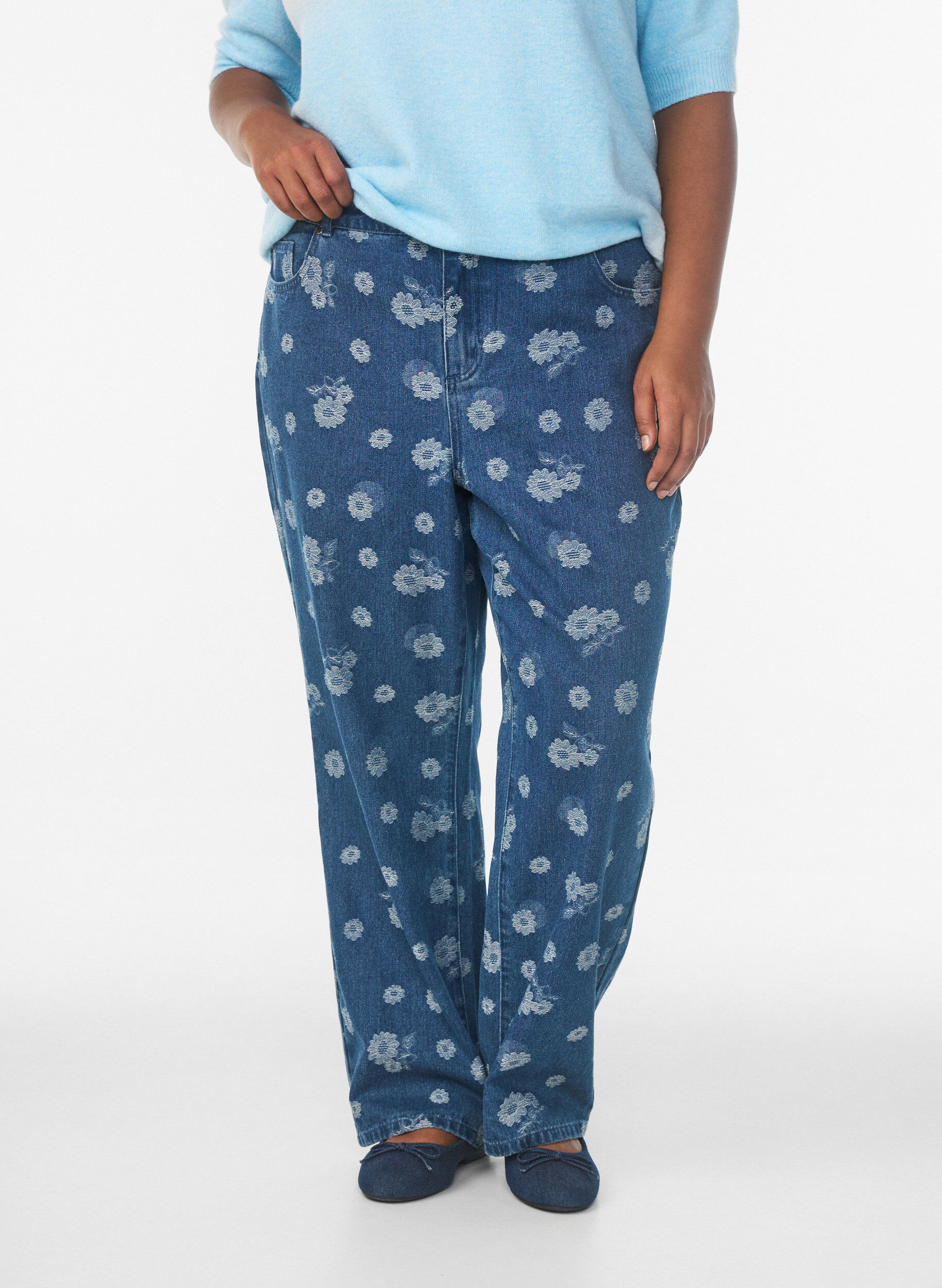 Zizzi Gemma jeans med h&oslash;j talje og blomsterm&oslash;nster, Bl&aring;, Model image number 2