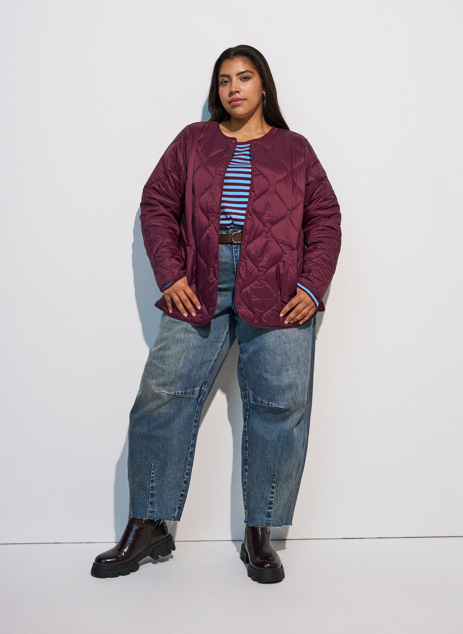 ZizziQuiltet jakke med trykknapper og rund hals, M&oslash;rk Bordeaux, Model image number 1