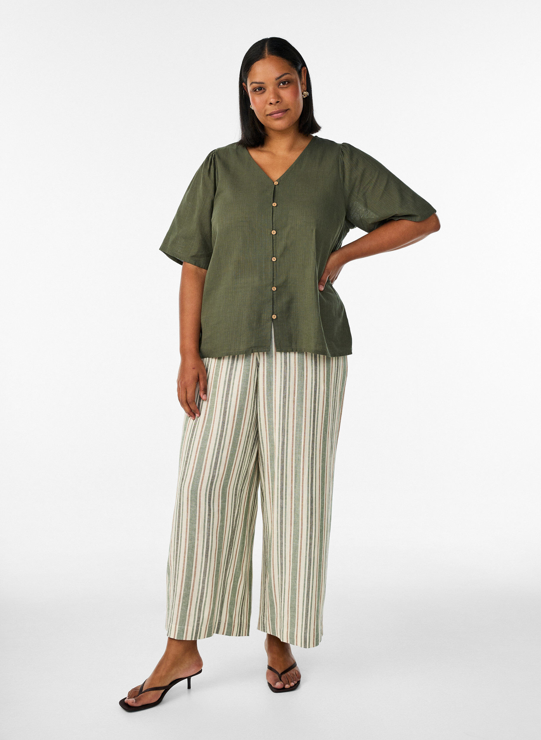 ZizziKort&aelig;rmet bomuldsskjorte med V-udsk&aelig;ring, Gr&oslash;n, Model image number 1