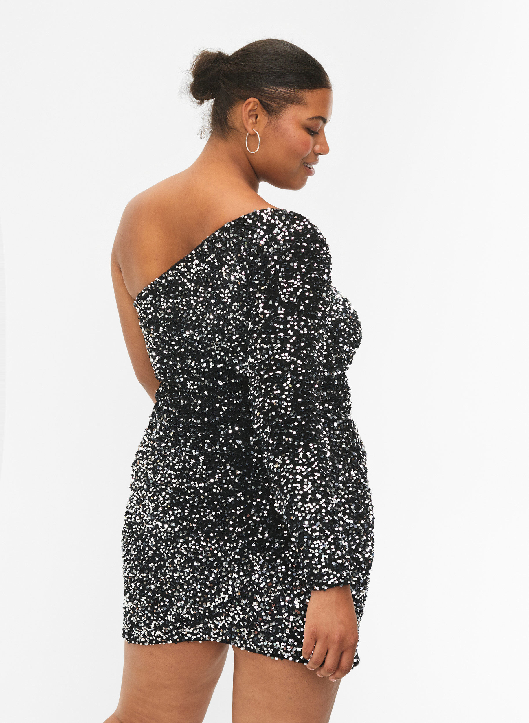 Zizzi Kort one-shoulder kjole med pallietter, Black/Silver Sequins, Model image number 1