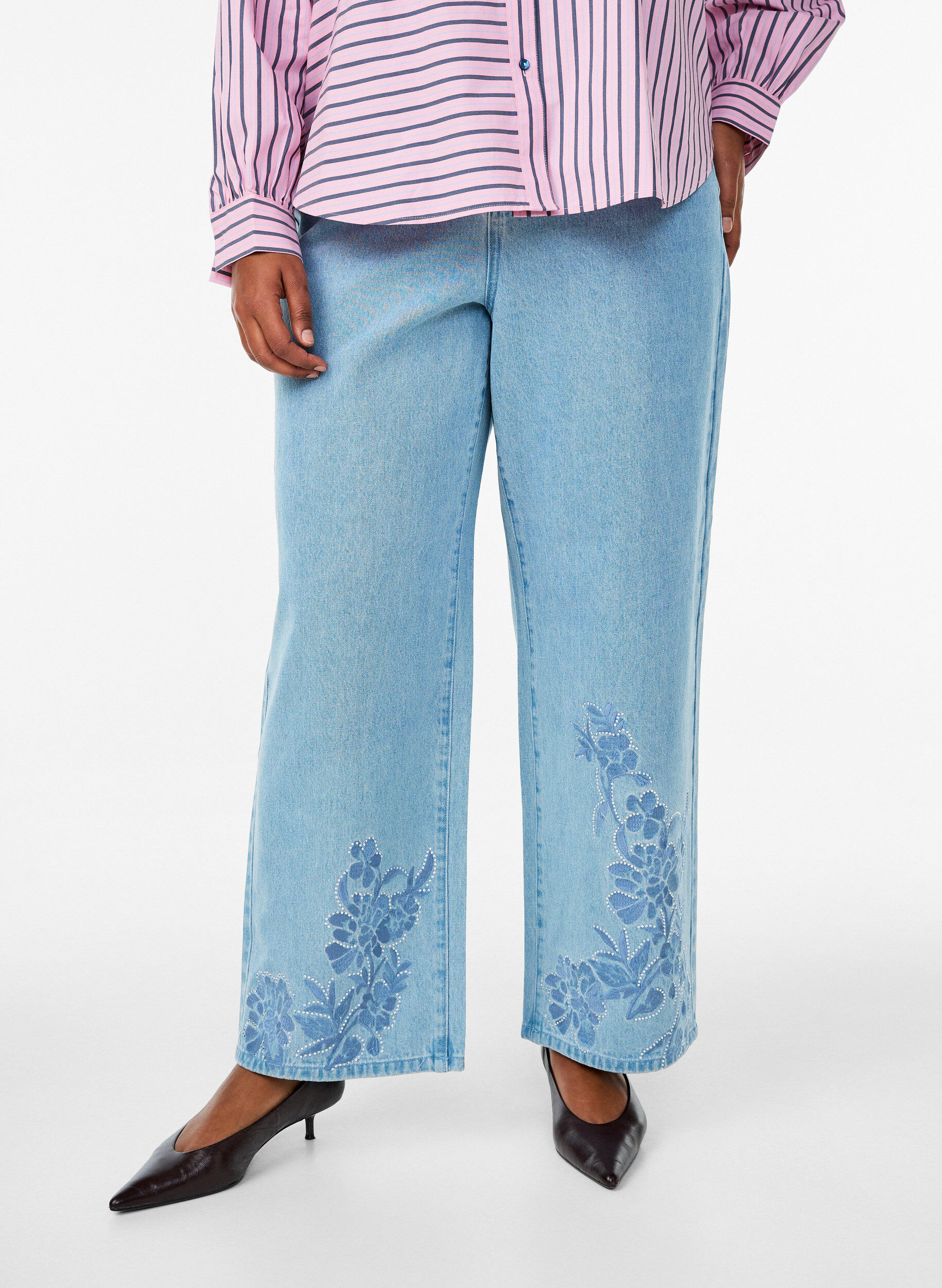Zizzi Myra jeans med wide fit og blomsterdetaljer, Bl&aring;, Model image number 2