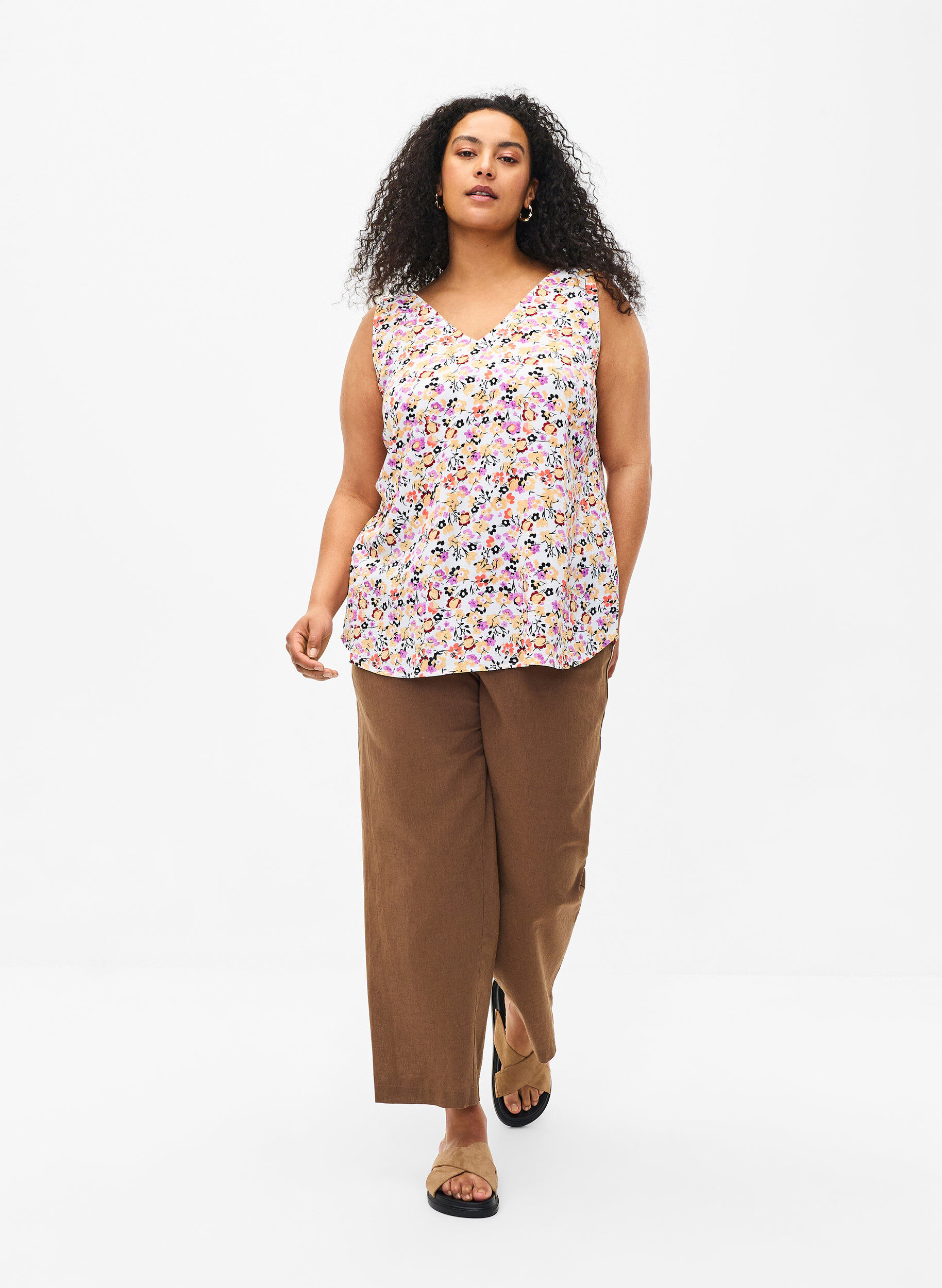 Zizzi Blomstret top med v-hals, Off White Flower AOP, Model image number 2