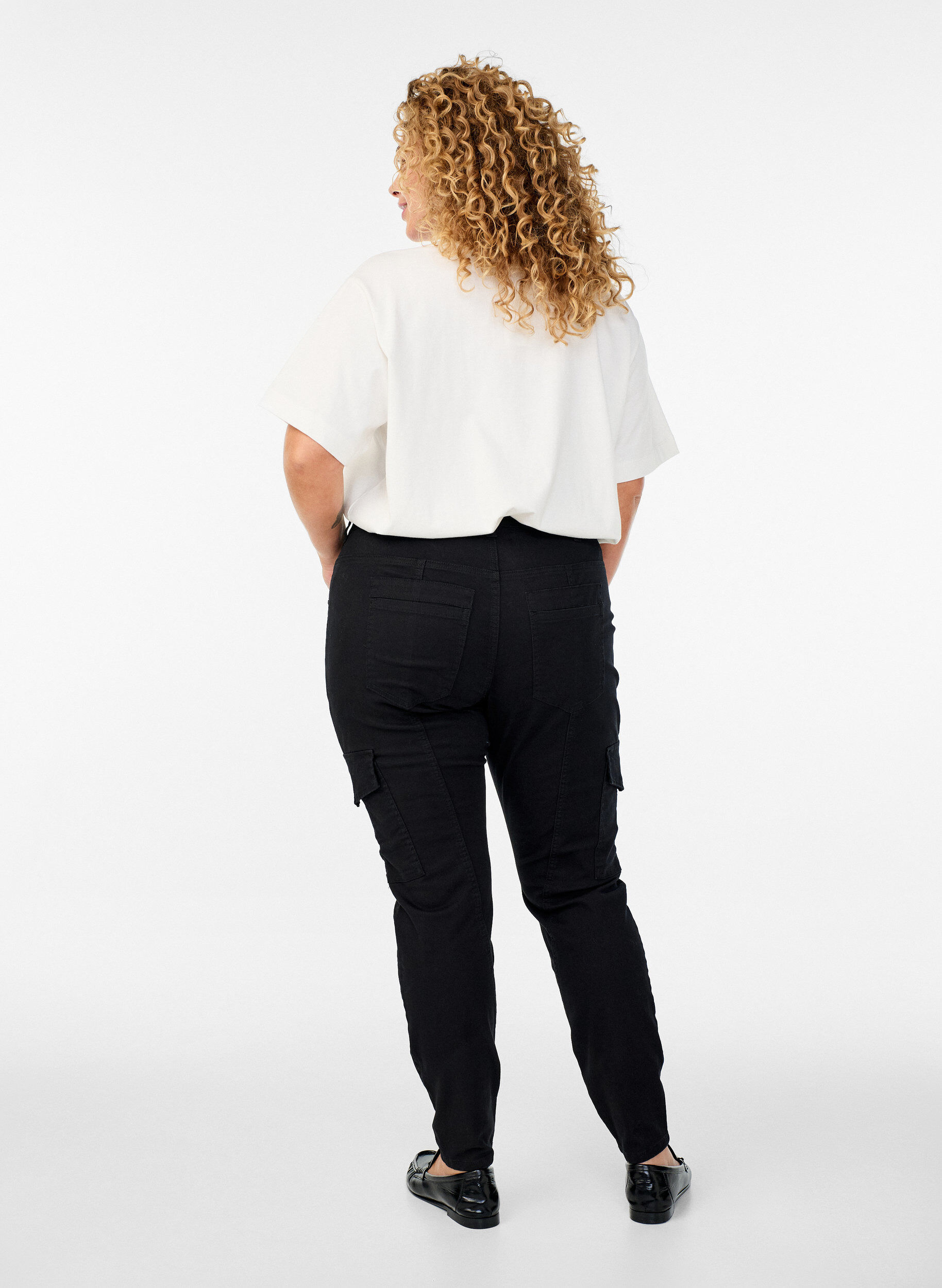 Zizzi Slim fit bukser med cargolommer, Sort, Model image number 1