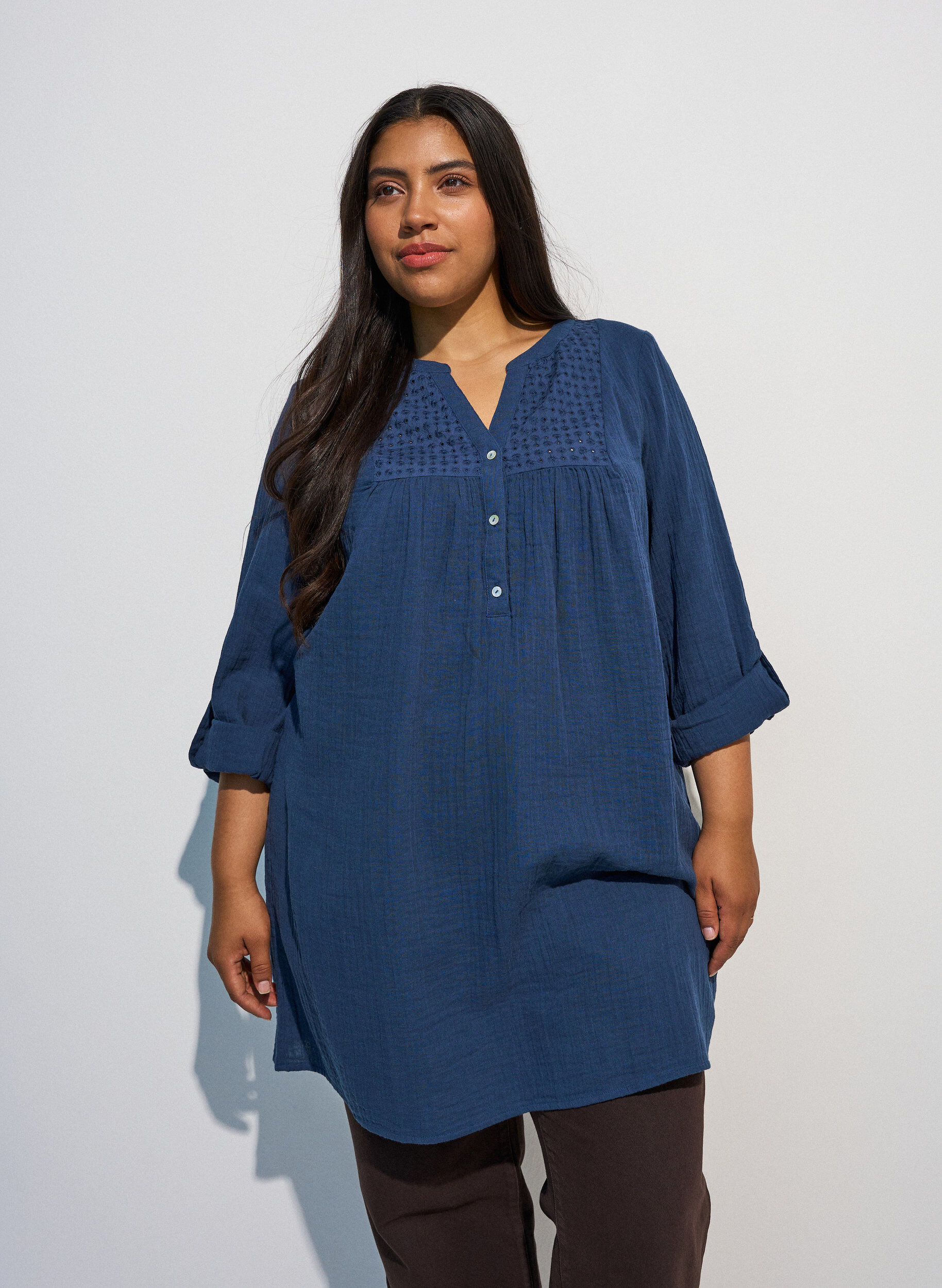 ZizziTunika i bomuldsmusselin med broderi anglaise, Bl&aring;, Model image number 0