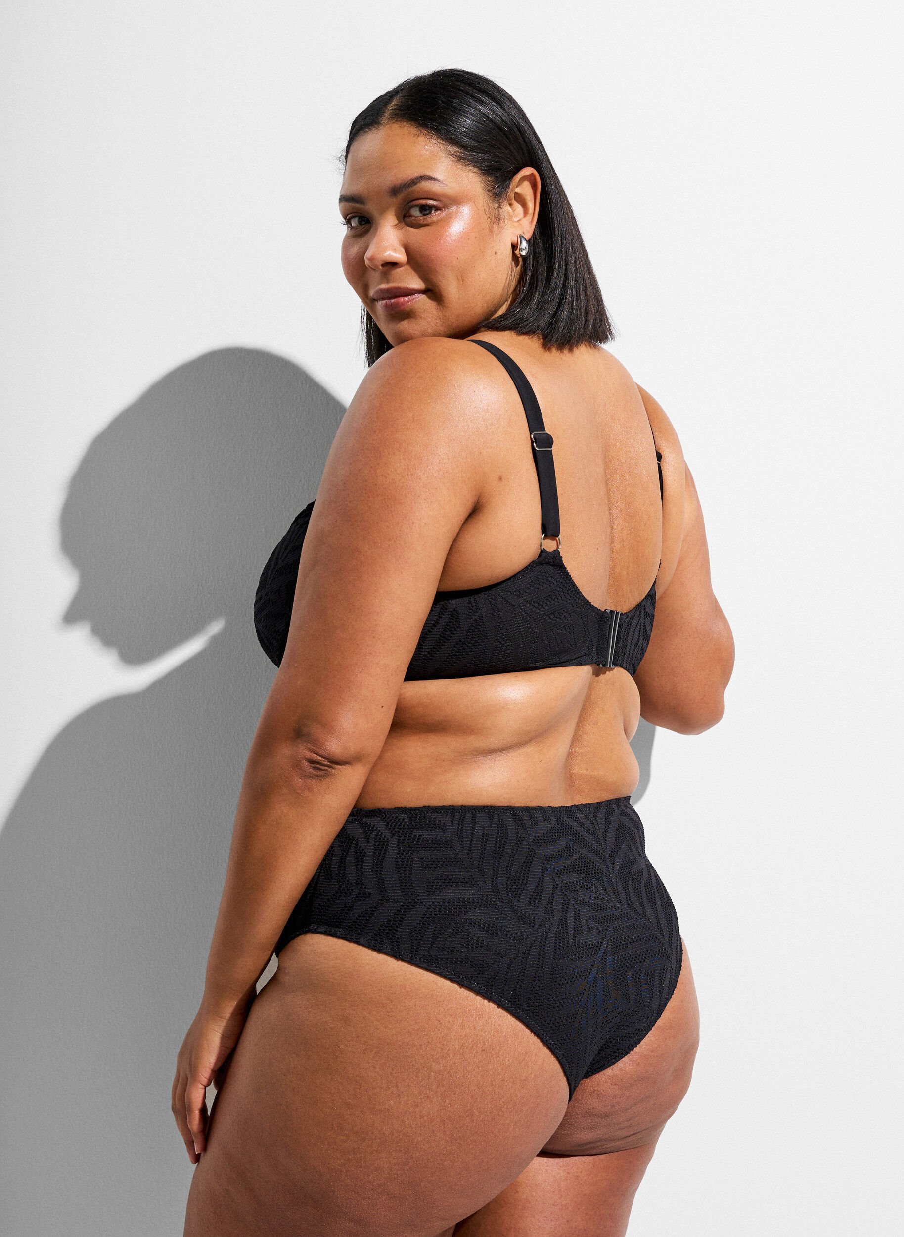 ZizziBrazilian bikinitrusse i struktureret mesh, Sort, Model image number 1