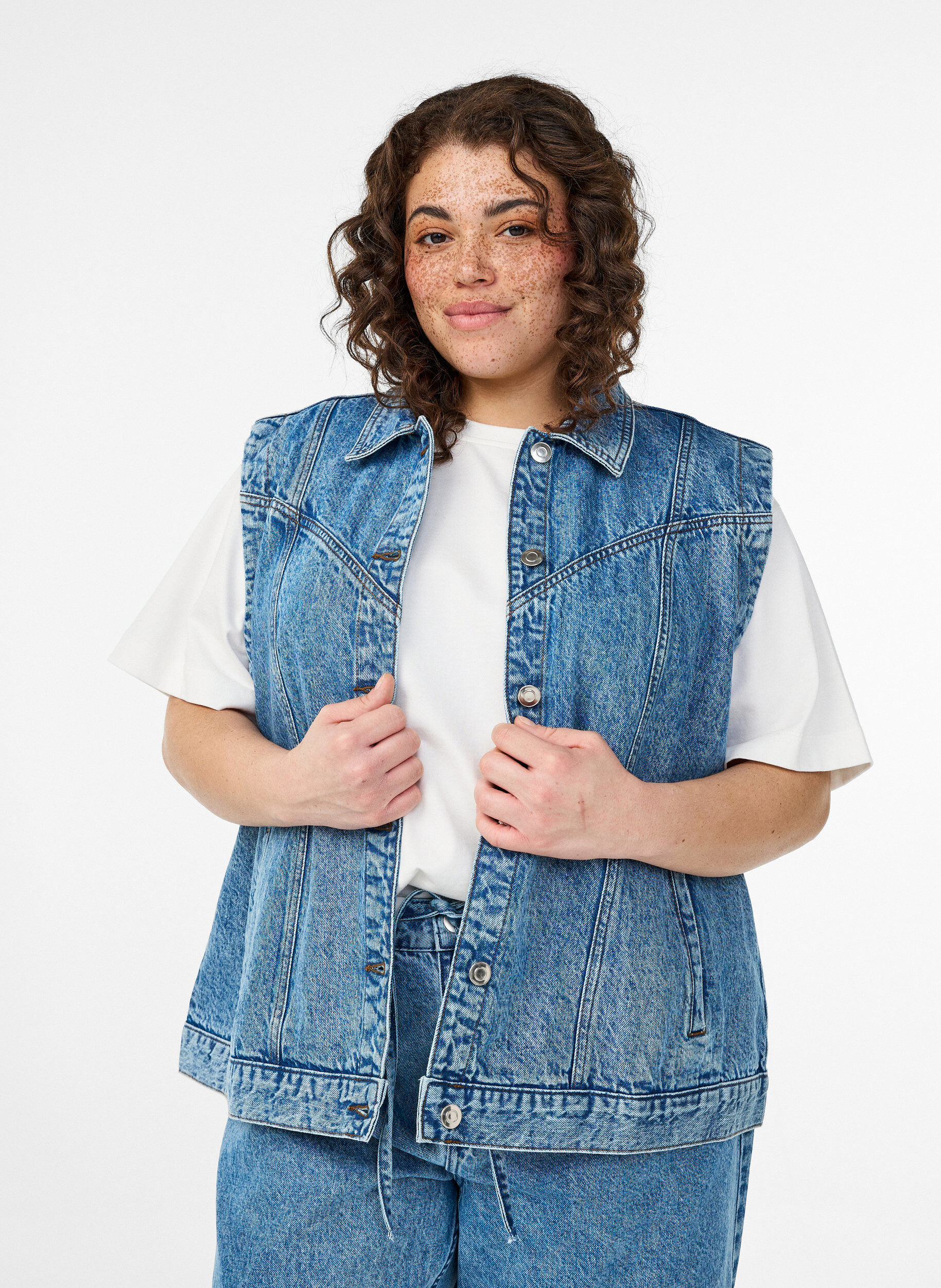 Zizzi Denimjakke med aftagelige &aelig;rmer, Bl&aring;, Model image number 3