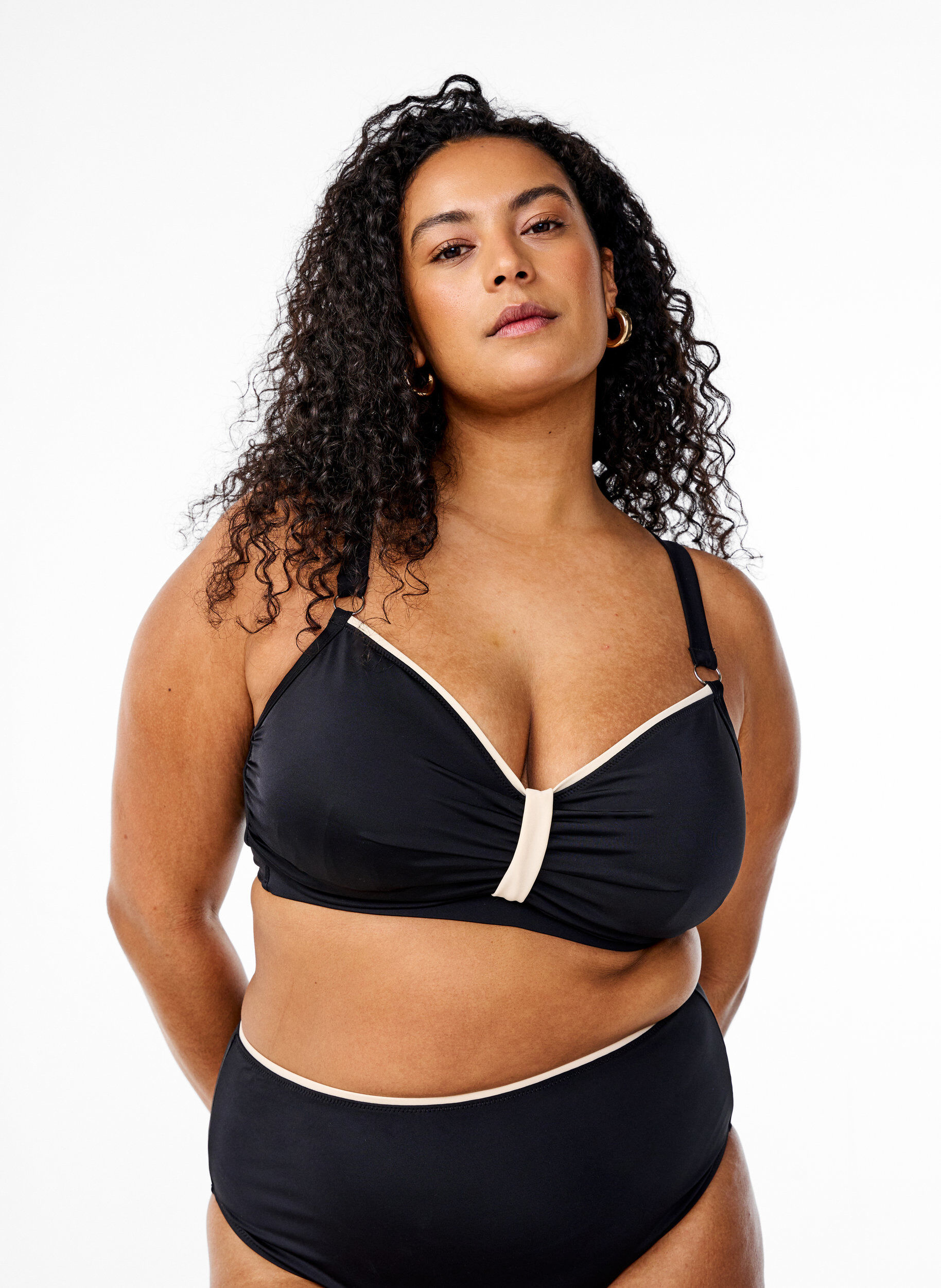 Bikini bh med draperinger og kontrastdetaljer, Sort, Model