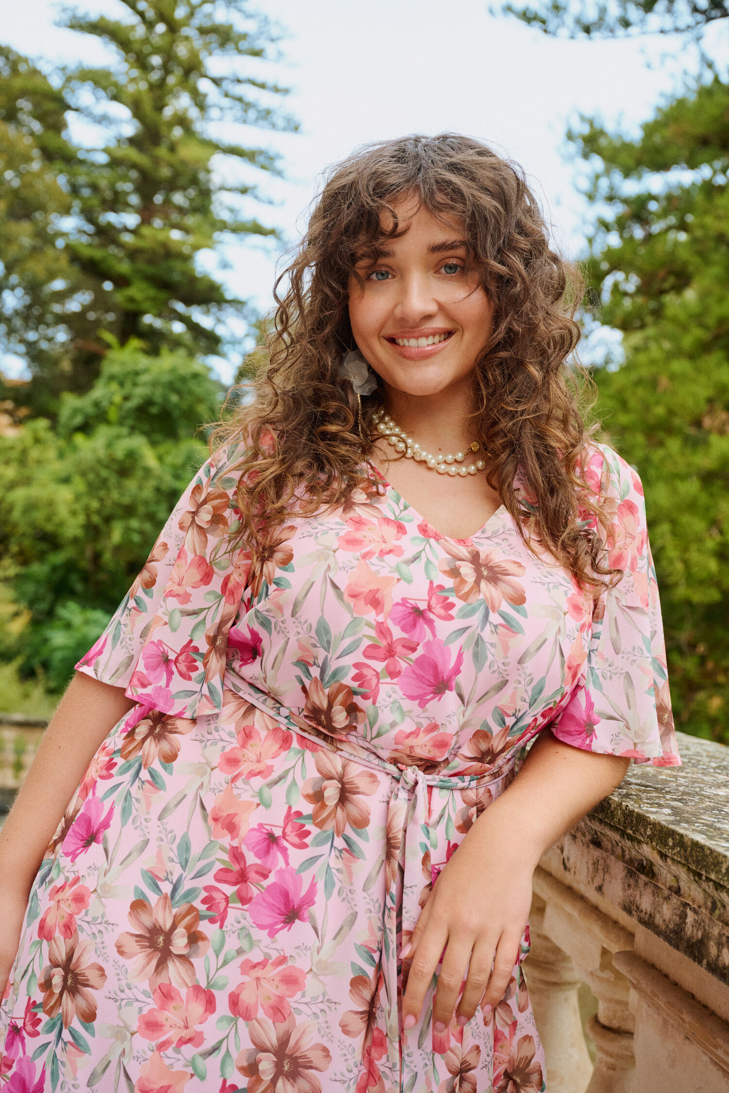 Zizzi Blomstret kjole med v-udsk&aelig;ring, , Model