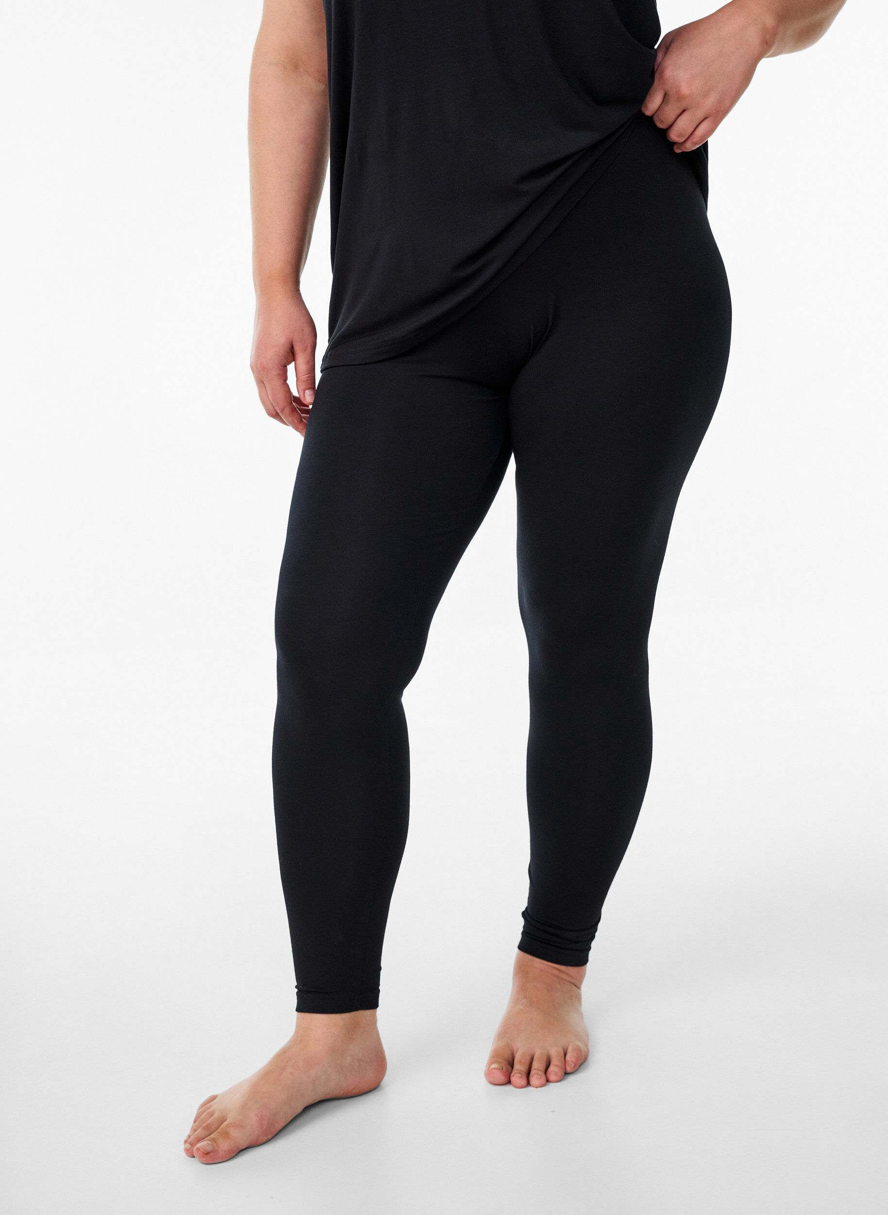 Zizzi Ankellange leggings i viskose, Sort, Model image number 2