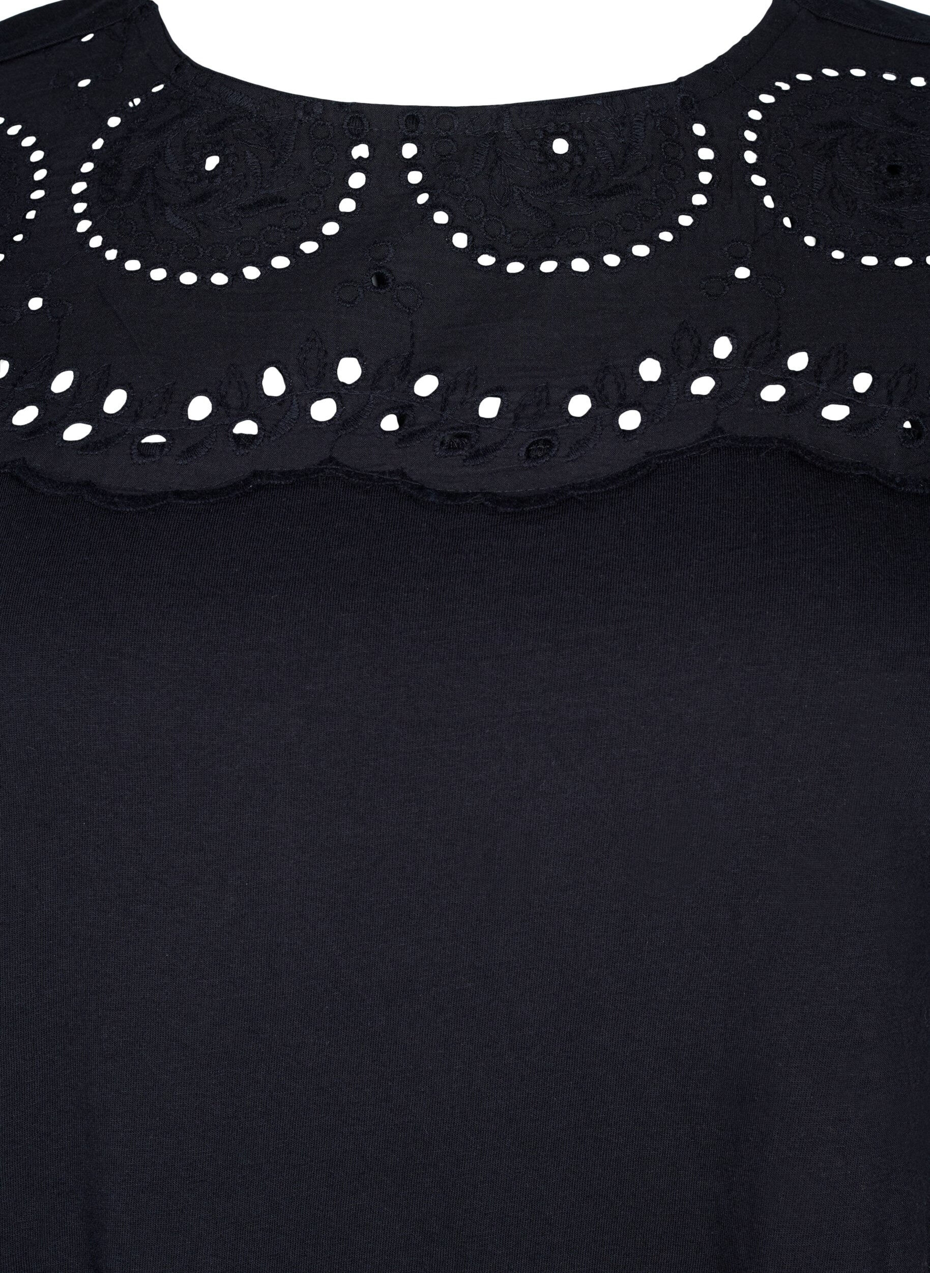 Zizzi T-shirt med broderi anglaise i &oslash;kologisk bomuld, Black, Packshot image number 2