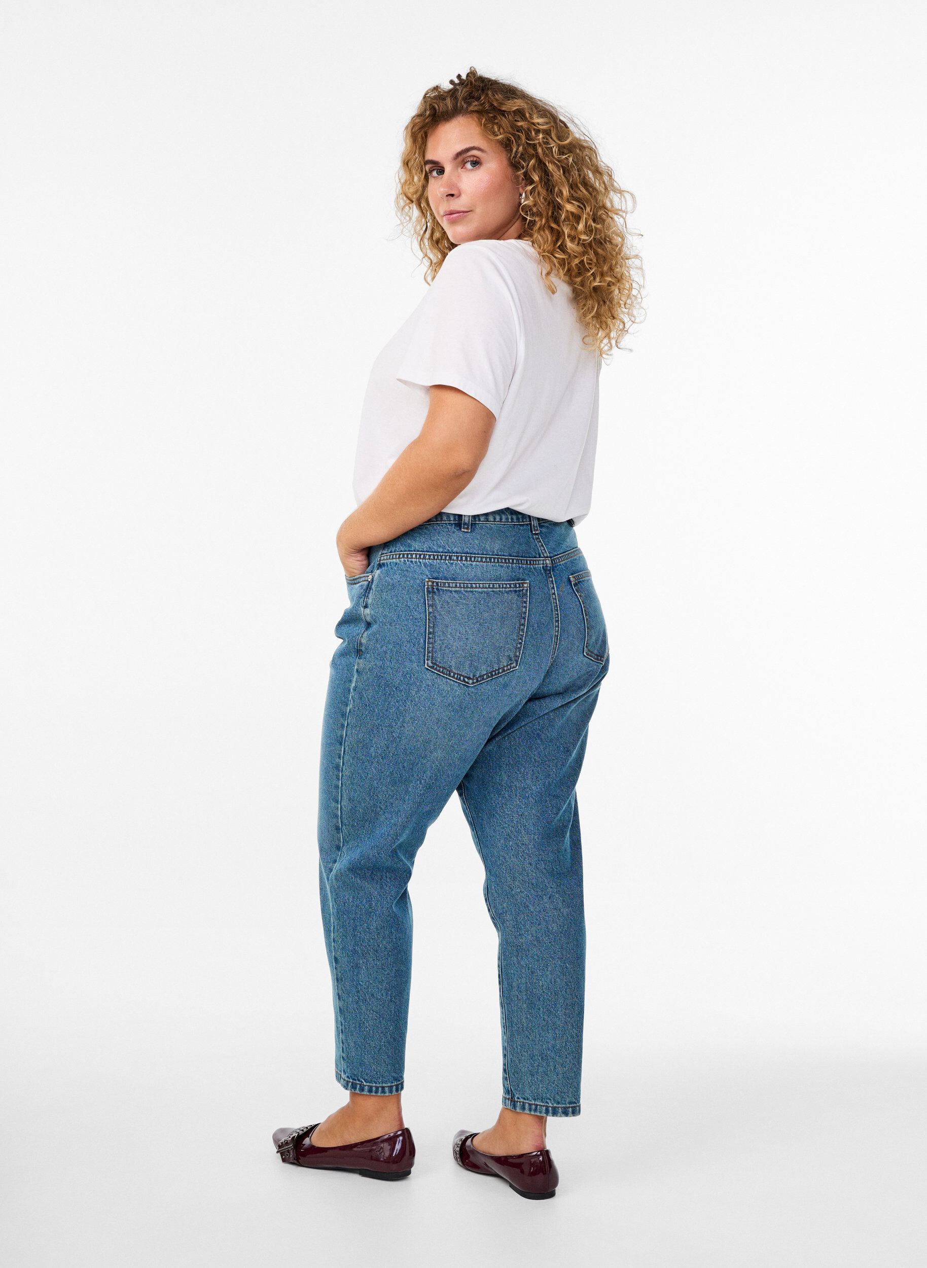 ZizziMille mom fit jeans med h&oslash;j talje, Bl&aring;, Model image number 1