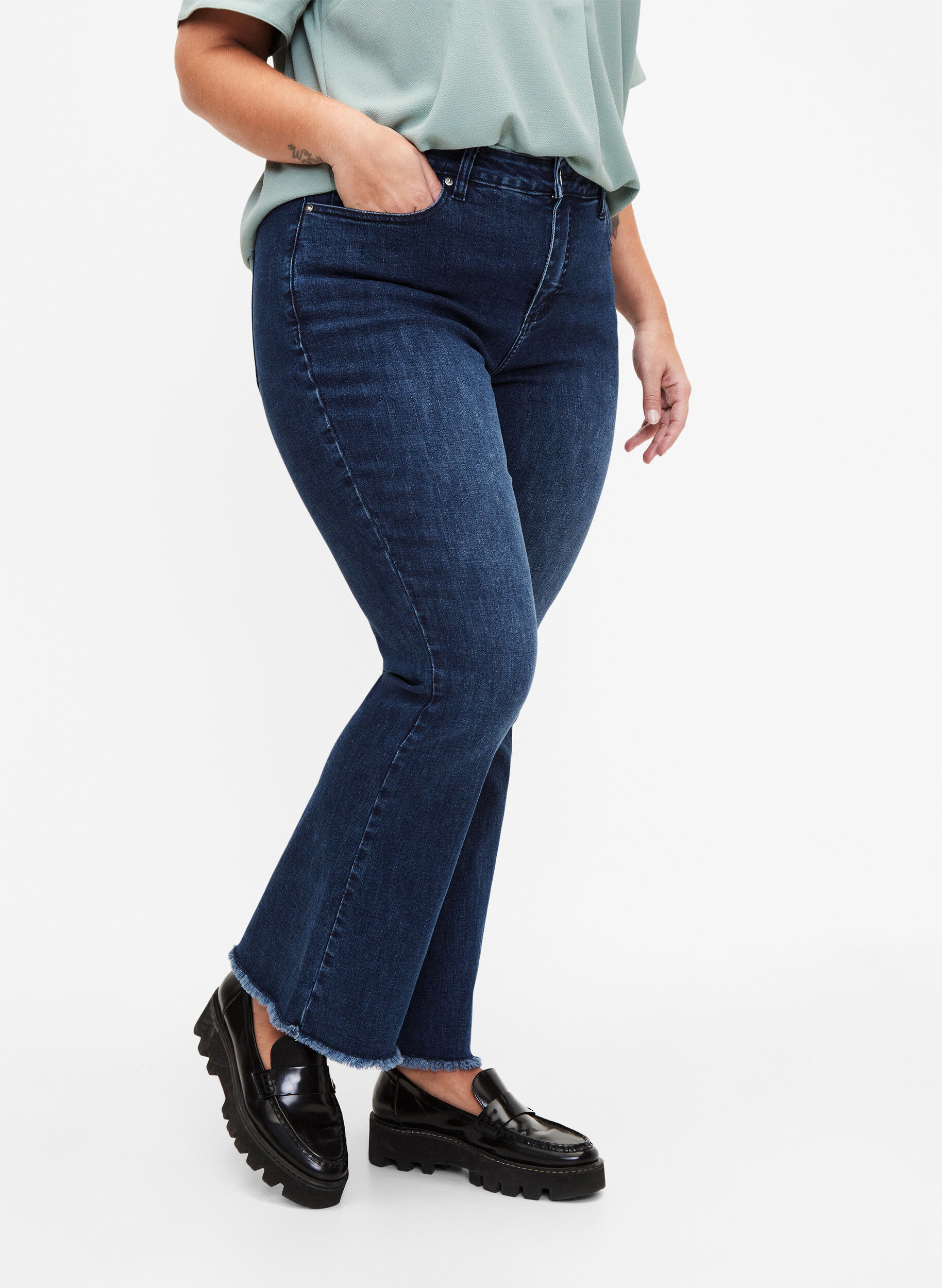 Zizzi Ellen bootcut jeans med r&aring; kant , Blue denim, Model image number 2