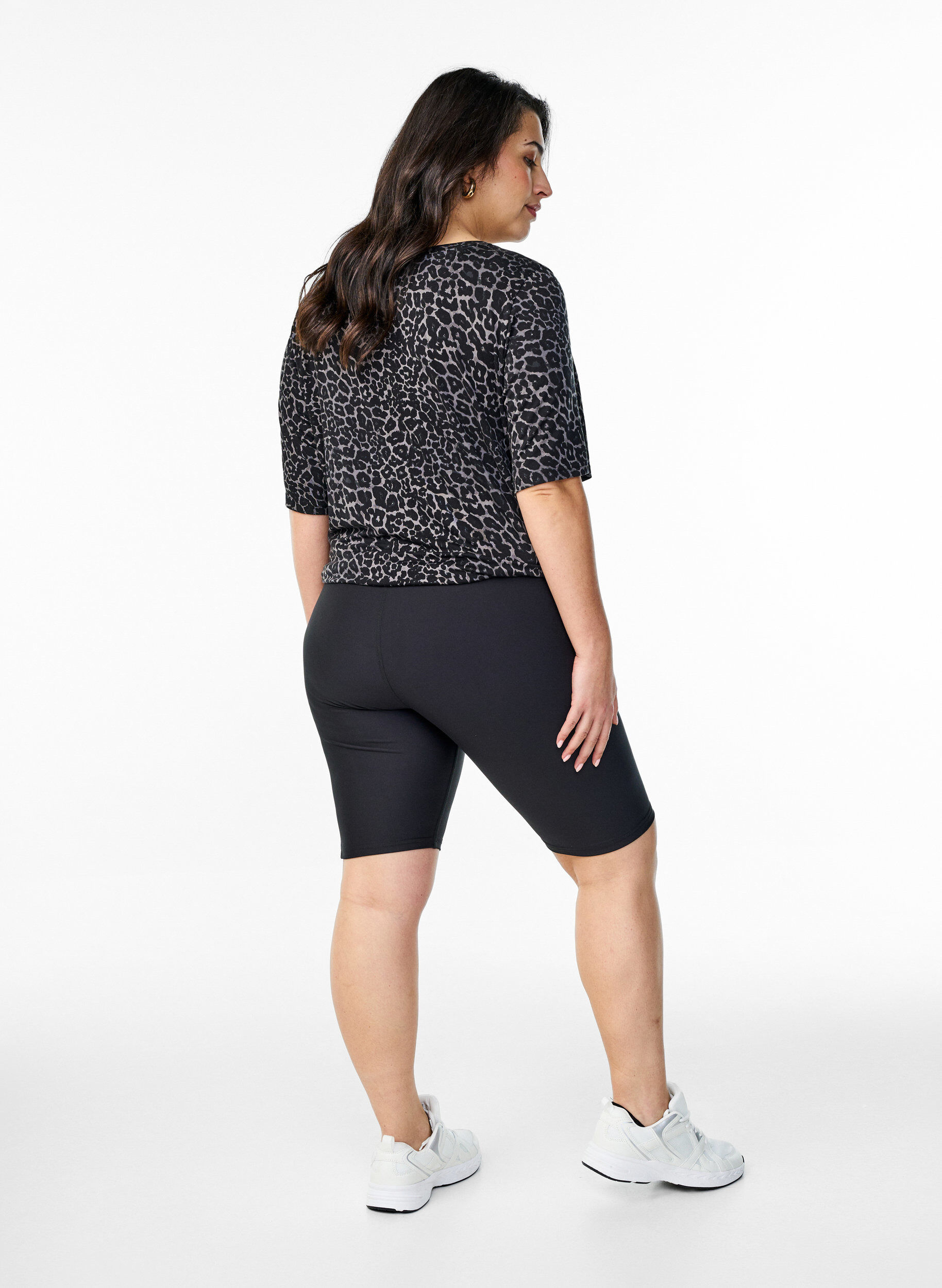 Zizzi T&aelig;tsiddende shorts med sidelommer, Sort, Model image number 2