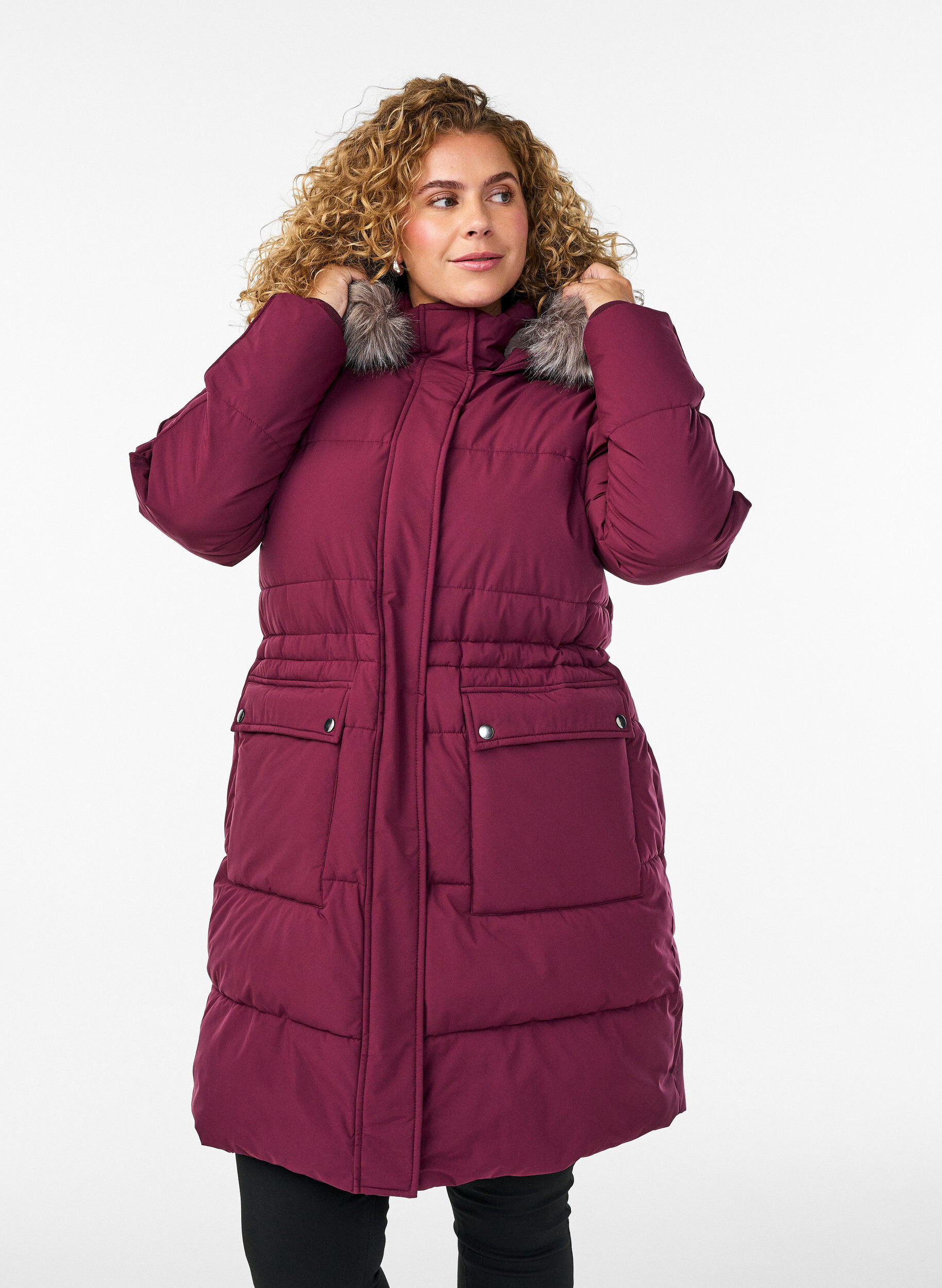 Vandafvisende parka med h&aelig;tte og imiteret pelskant, M&oslash;rk Bordeaux, Model