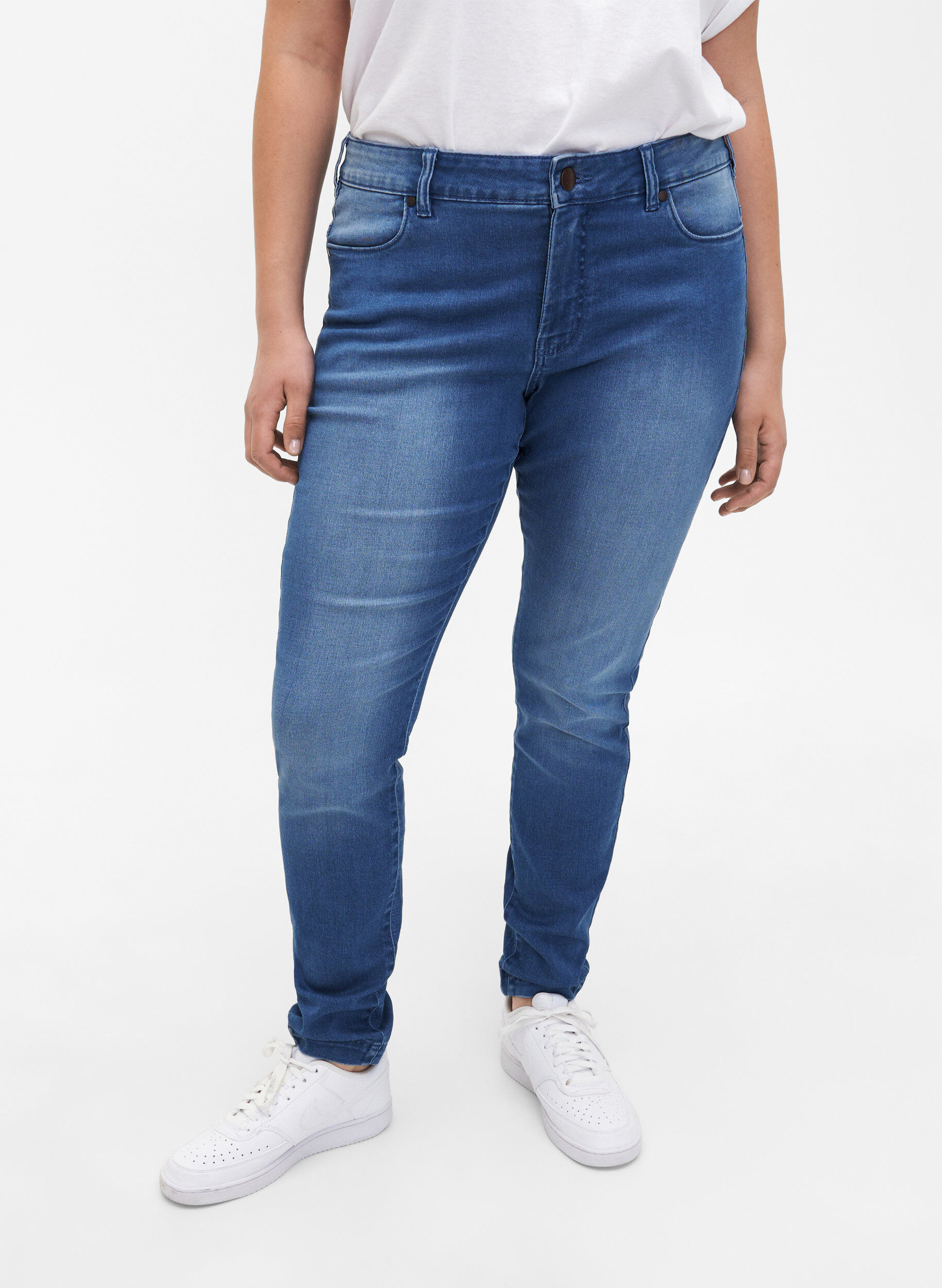 Zizzi Viona jeans med regul&aelig;r talje, Bl&aring;, Model image number 2