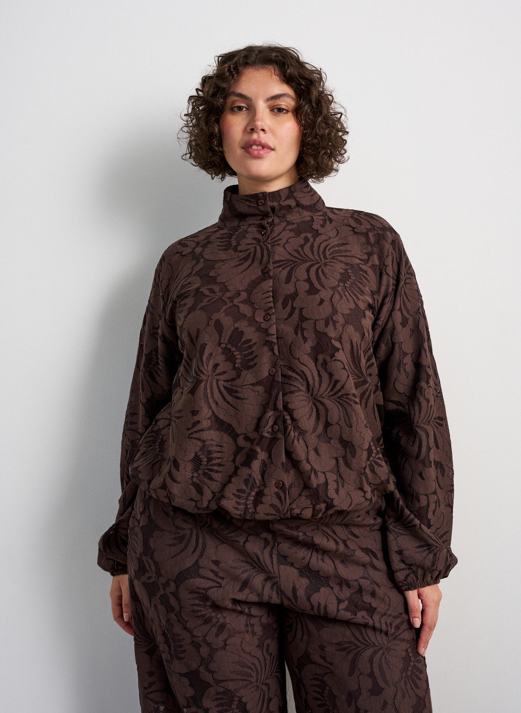 Bomberjakke med blomsterjacquard, Brun, Model