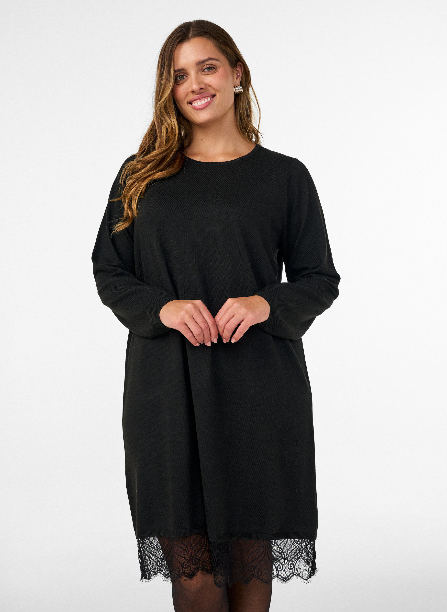 Kort strikkjole med blondekant, Sort, Model