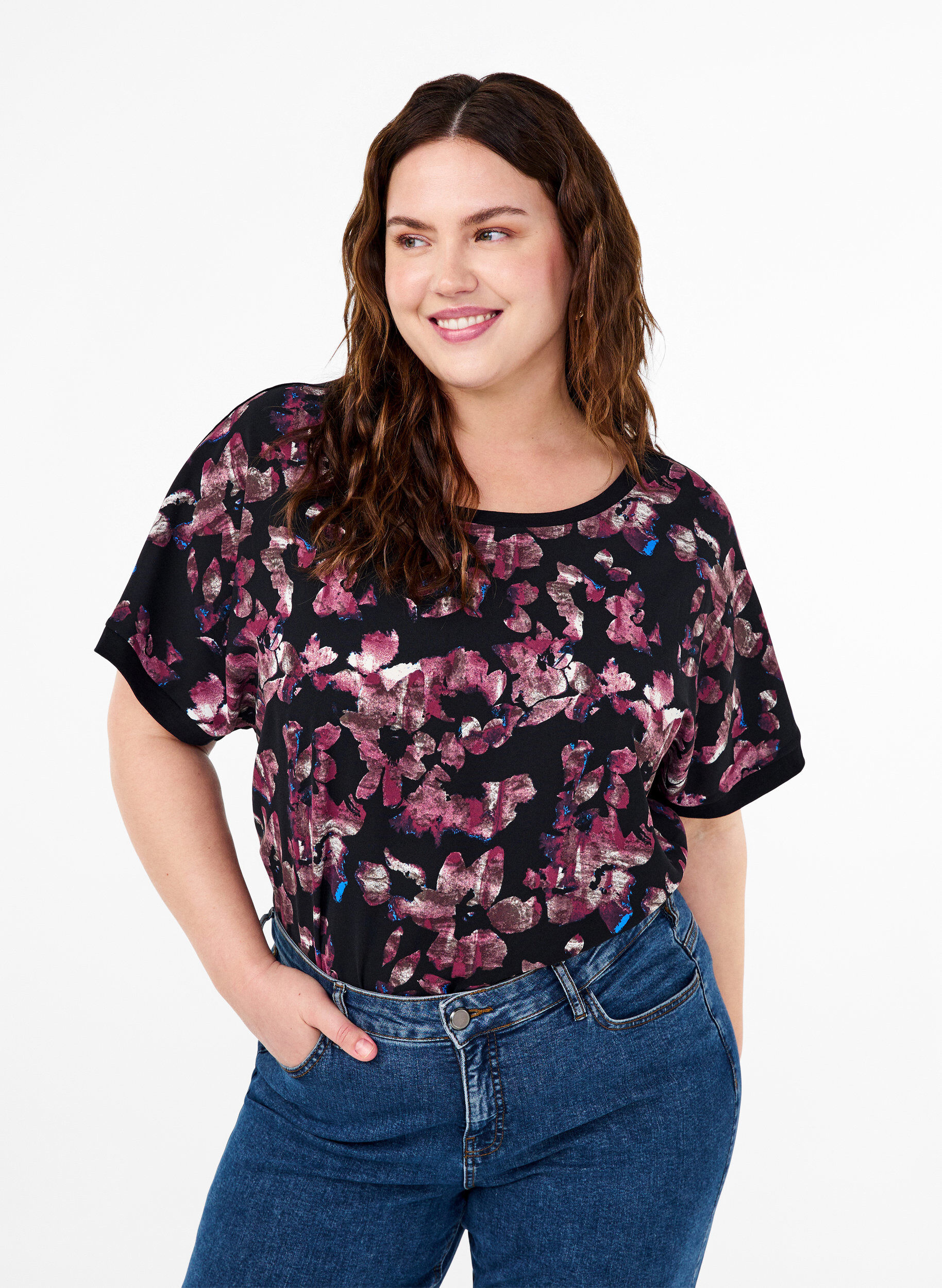 Zizzi L&oslash;s t-shirt med blomsterprint, Black Purple Fl. AOP, Model image number 0