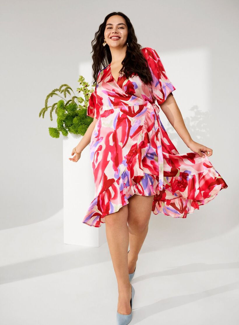 Slå-om-kjole med grafisk print, , Model, 2