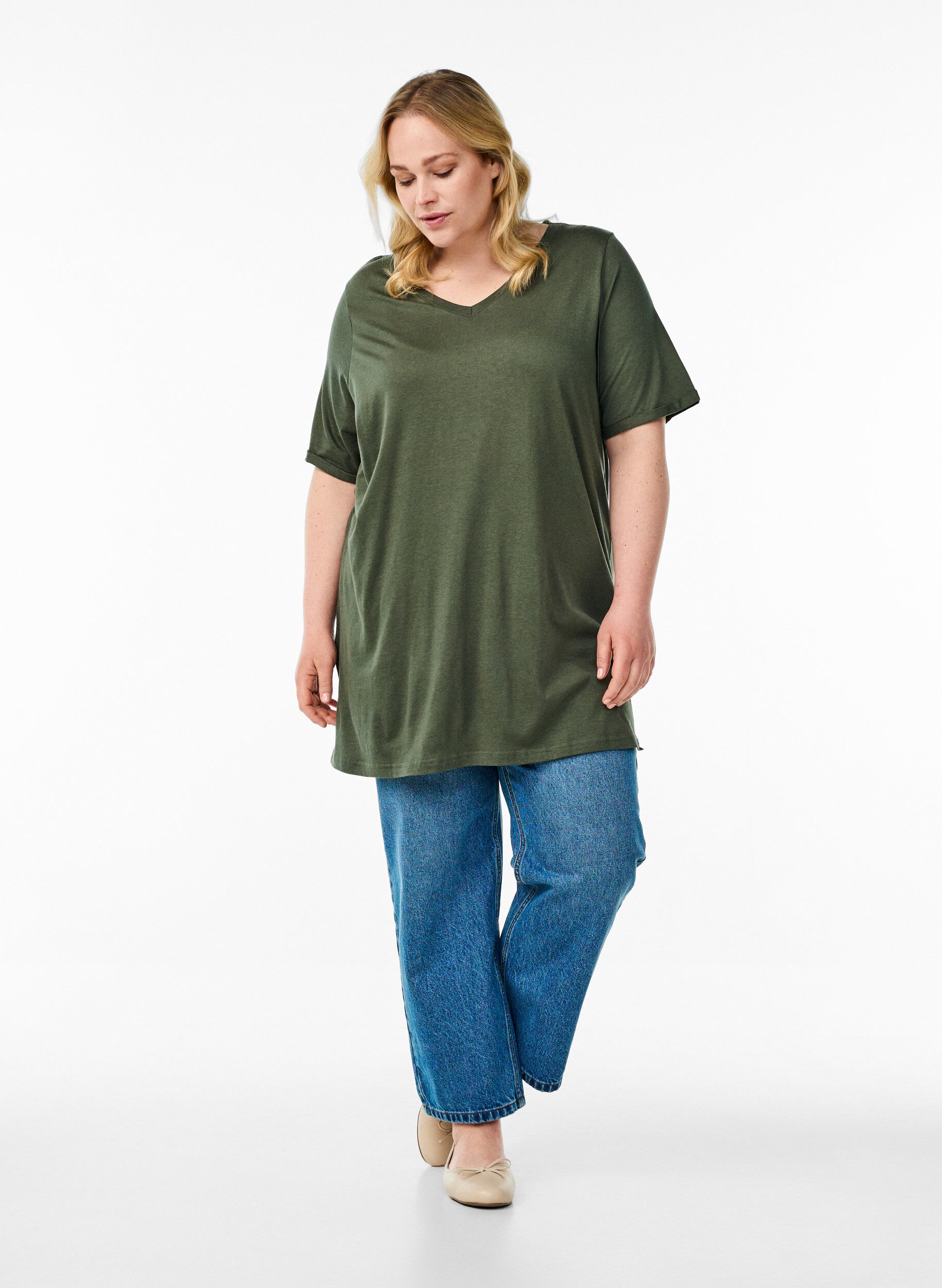 Zizzi Ensfarvet oversize t-shirt med v-hals, Gr&oslash;n, Model image number 1