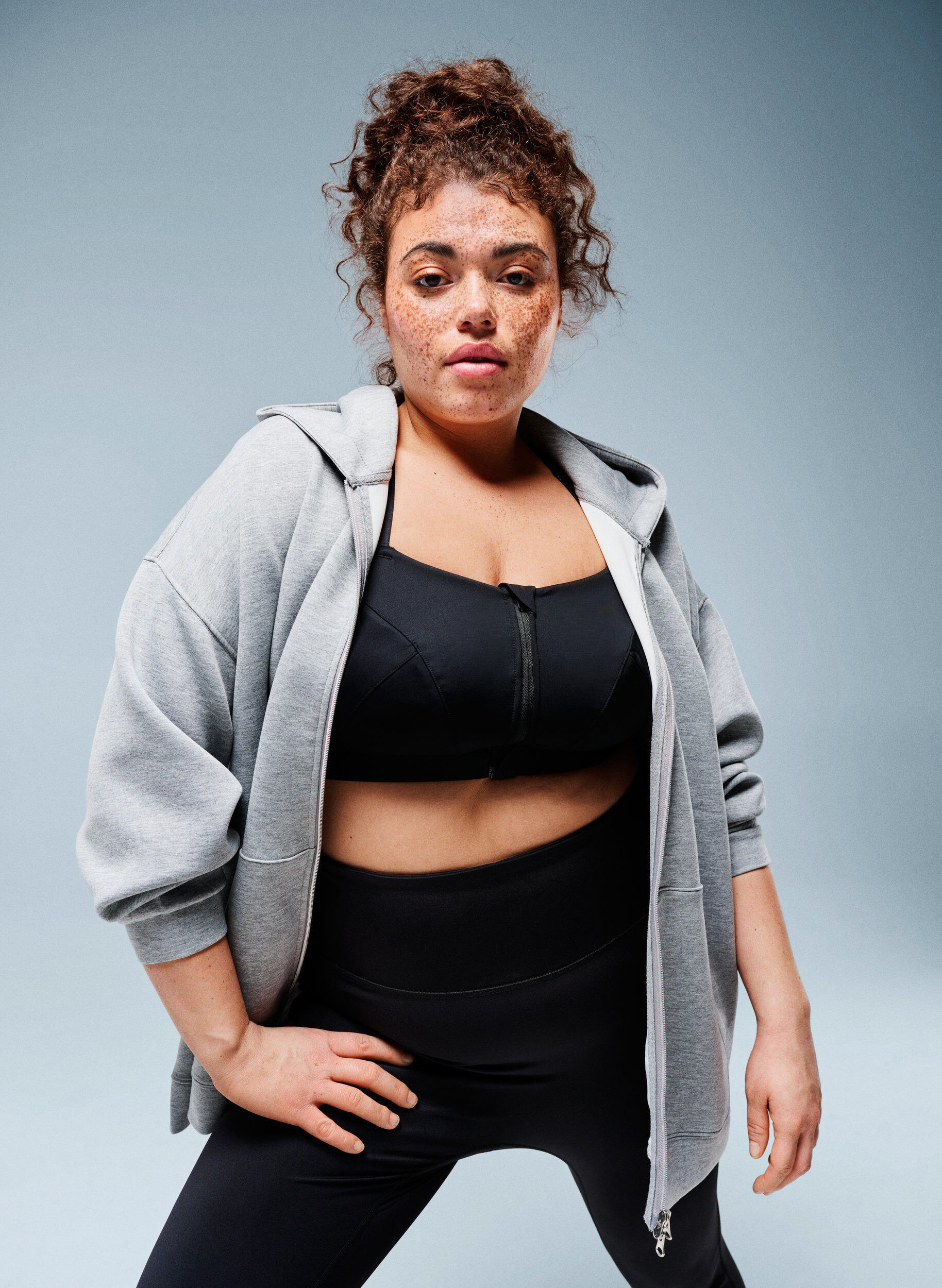 Zizzi Scuba-h&aelig;ttetr&oslash;je med lynl&aring;s og lommer, Gr&aring;, Image image number 0