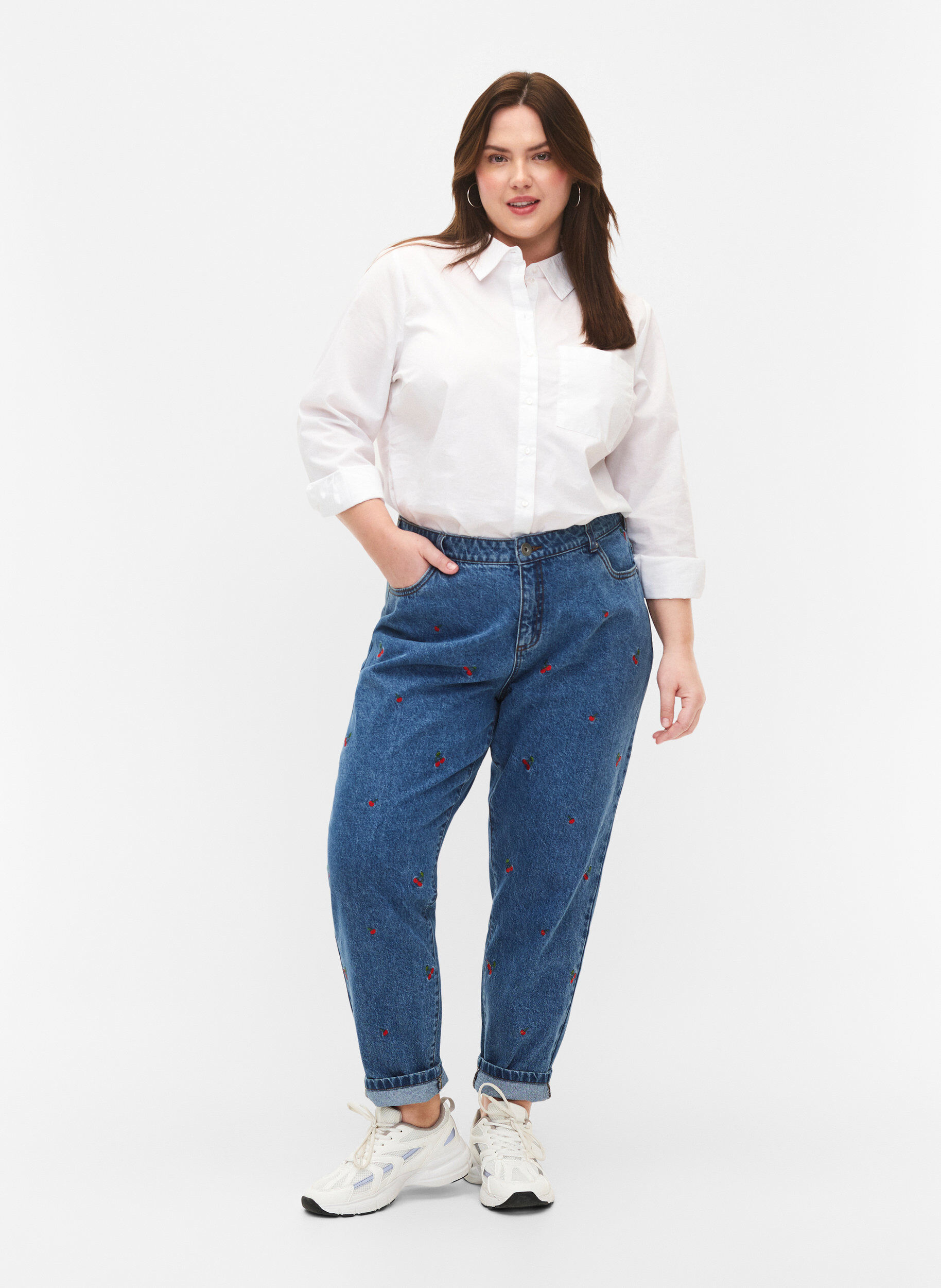 Zizzi Mille mom fit jeans med broderi, Bl&aring;, Model image number 0