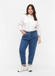 Mille mom fit jeans med broderi, Blå, Model image number 0
