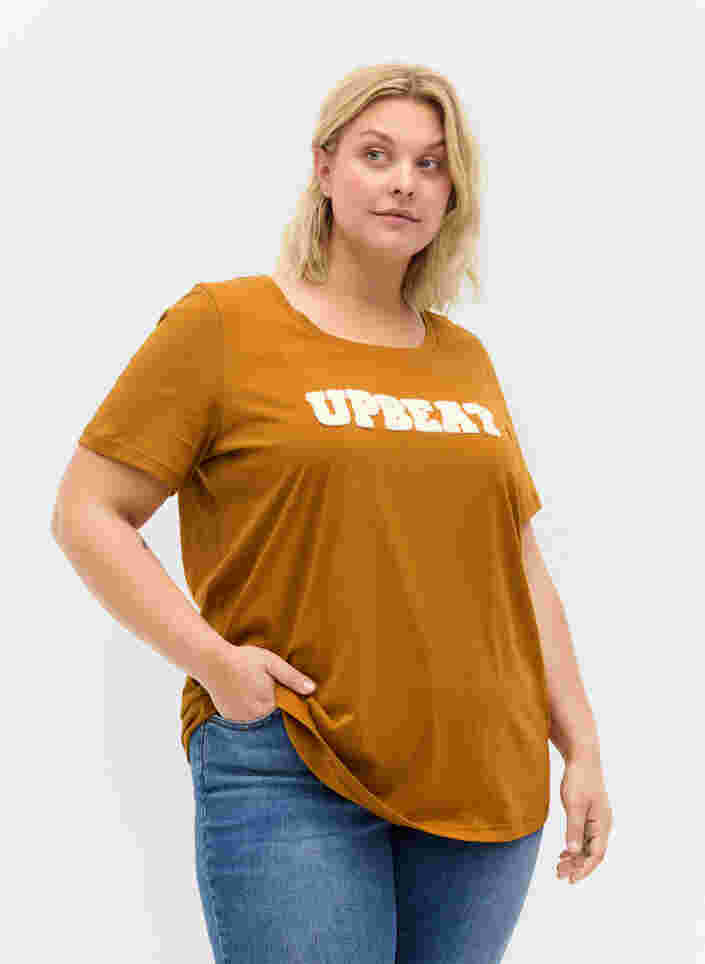 T-shirt med tryk i bomuld, Cathay Spice UPBEAT, Model