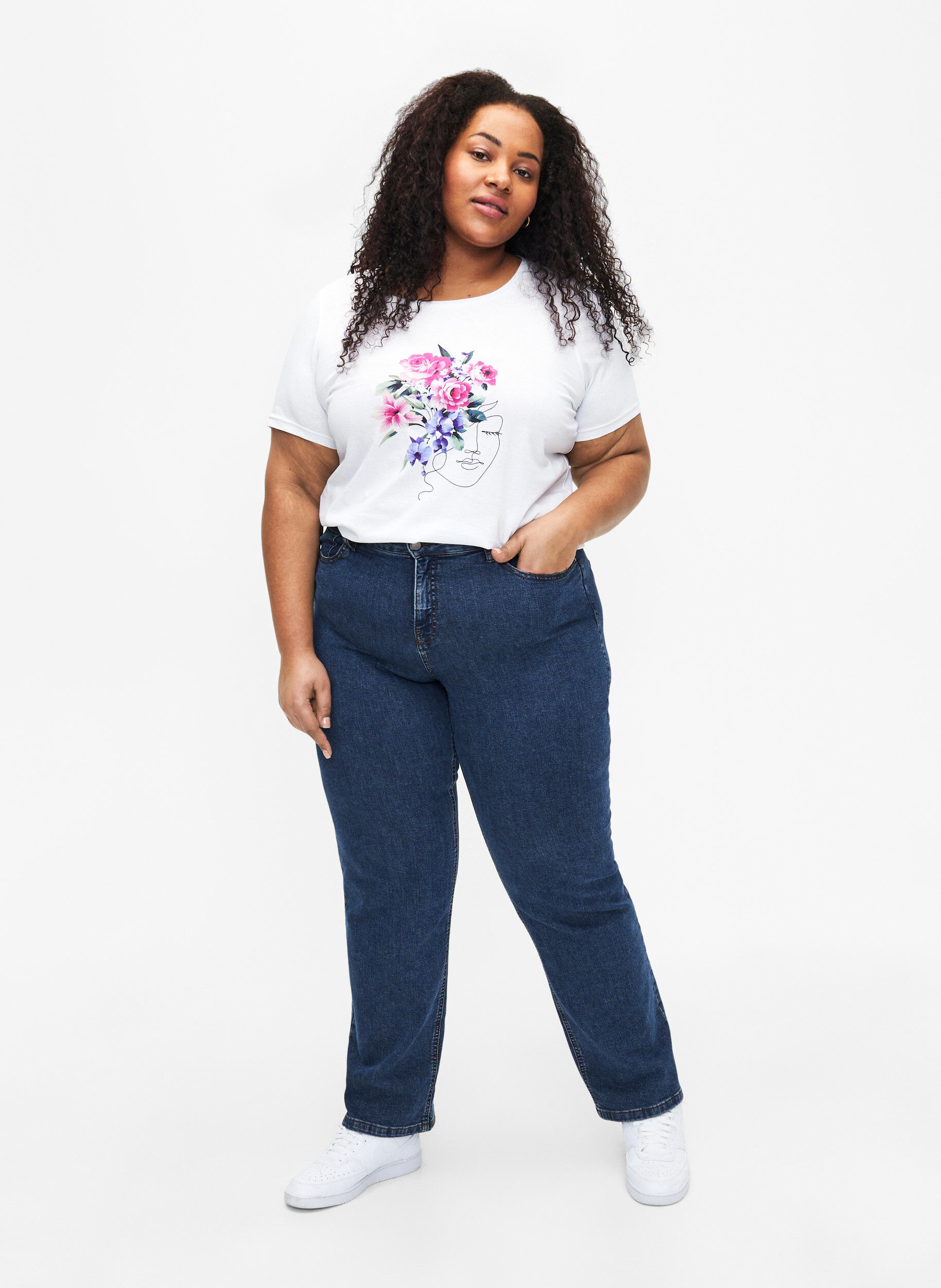 Zizzi Bomulds t-shirt med blomster og portr&aelig;t motiv, B. White Face Flower, Model image number 2