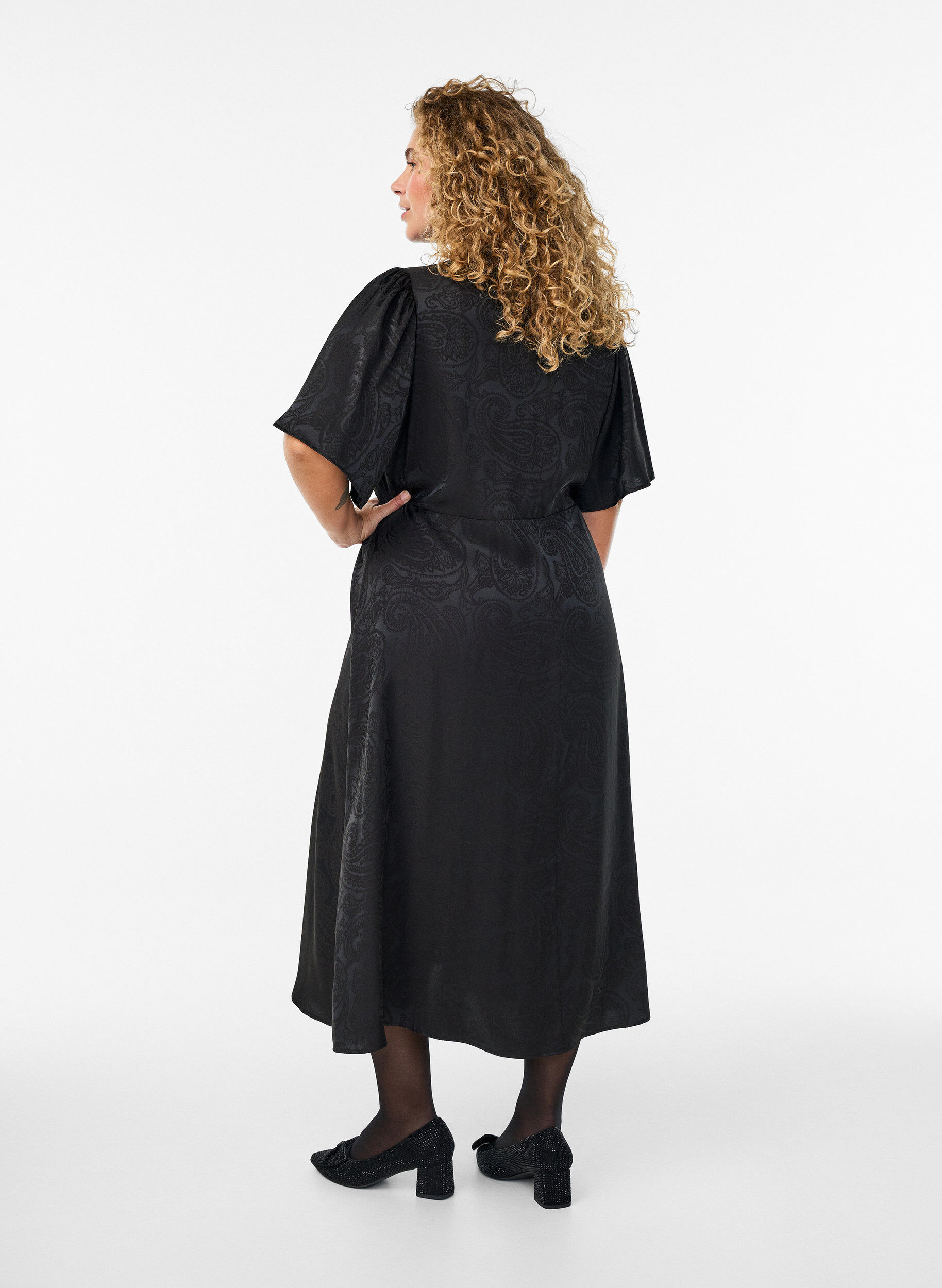 ZizziMidilang jacquardkjole med paisleym&oslash;nster og vinge&aelig;rmer, Sort, Model image number 1