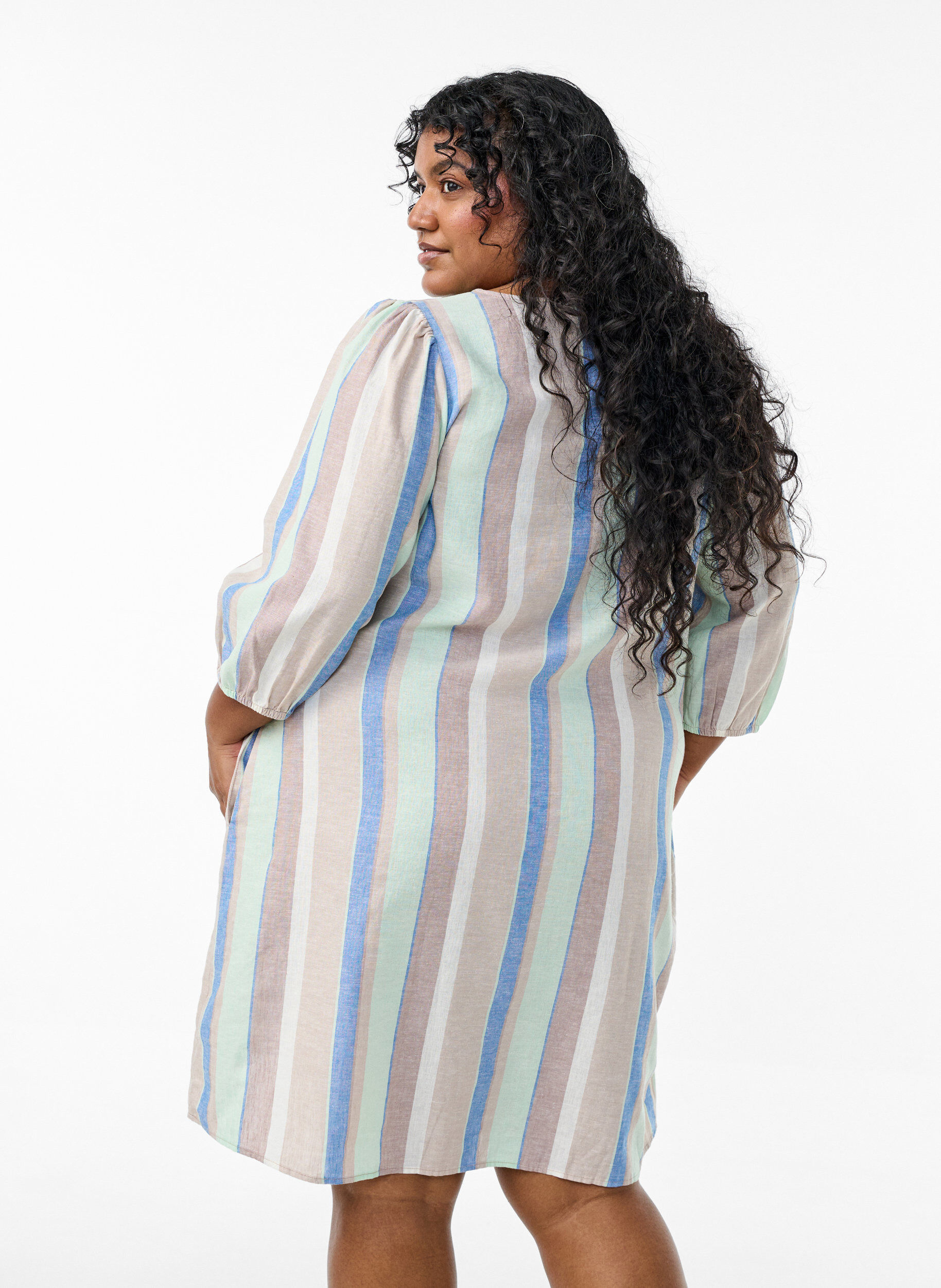 Zizzi Kort kjole i h&oslash;r og viskose med 3/4 &aelig;rmer, Bl&aring;, Model image number 2