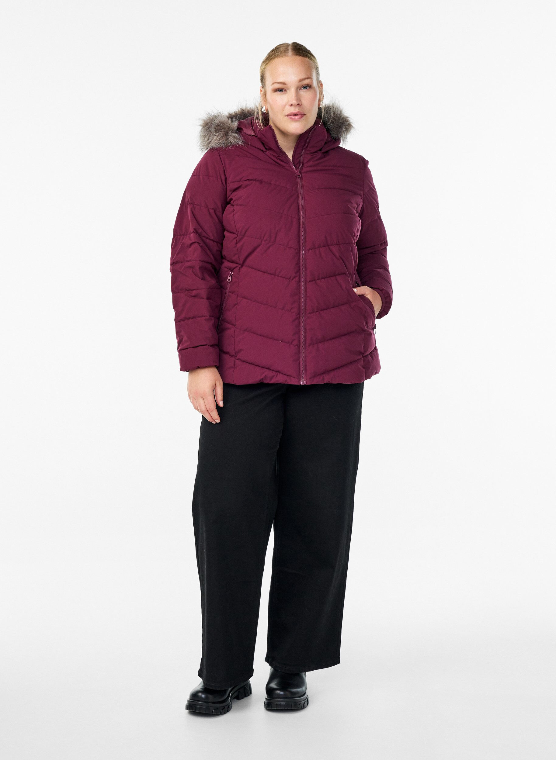 ZizziKort pufferjakke med h&aelig;tte, M&oslash;rk Bordeaux, Model image number 1