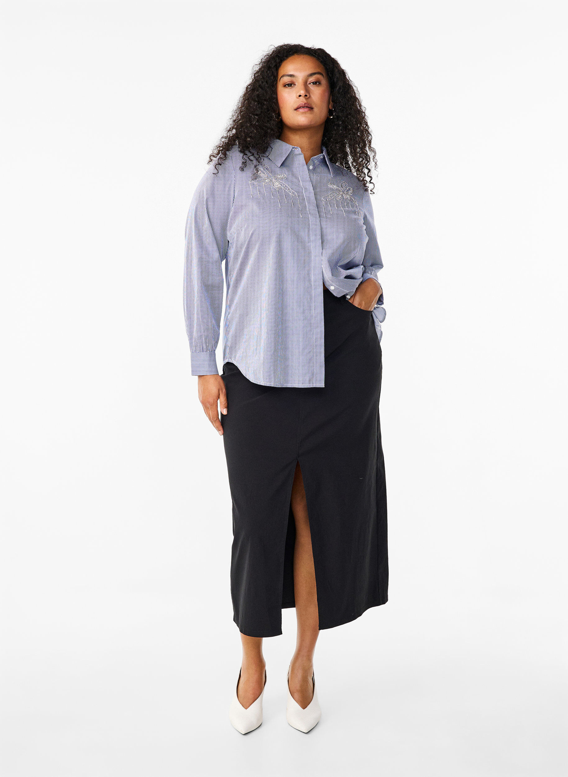 Zizzi Skjorte i &oslash;kologisk bomuld med perlebroderi, Bl&aring;, Model image number 1