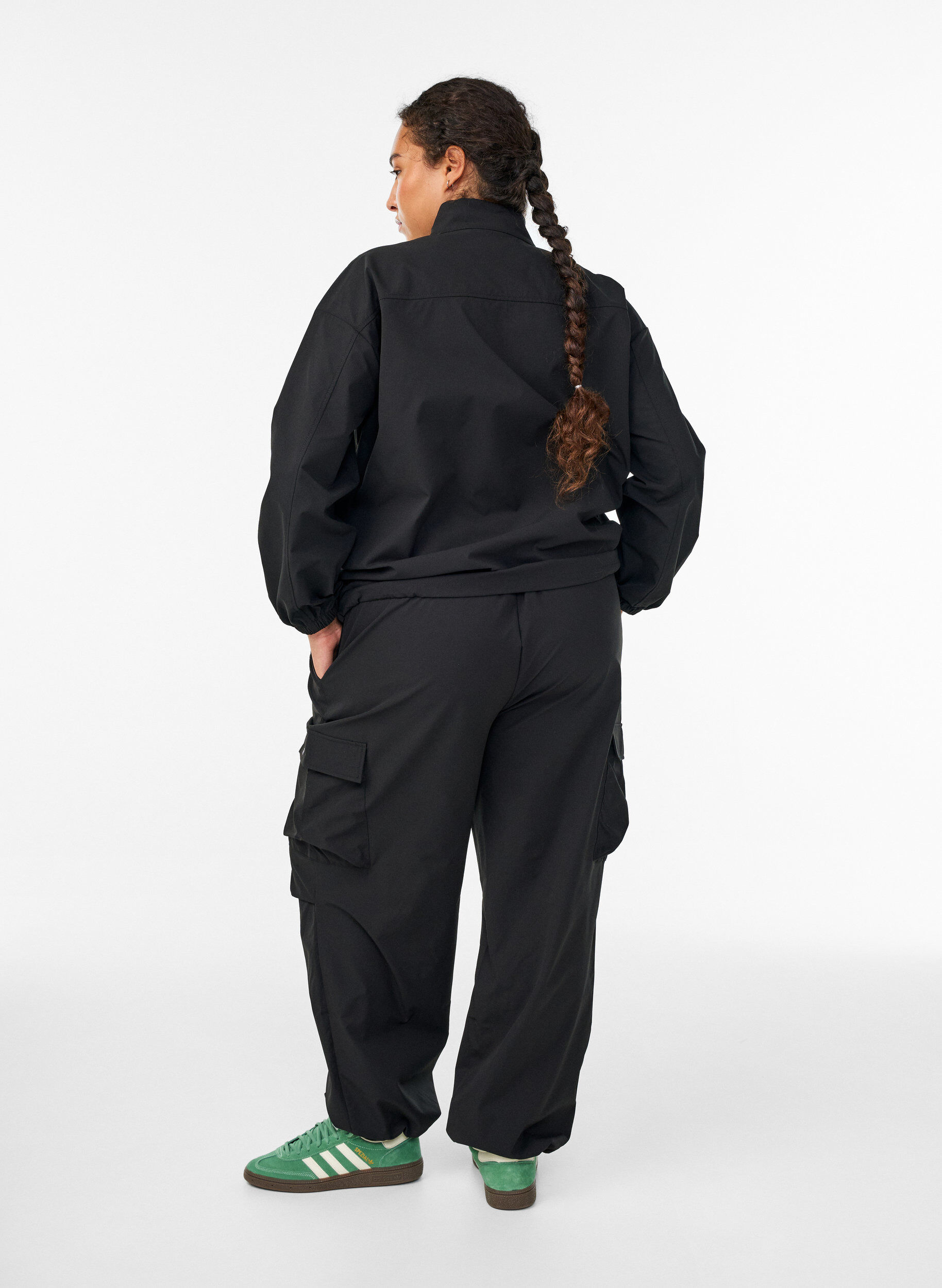 Zizzi Trackpants med cargolommer, Sort, Model image number 1