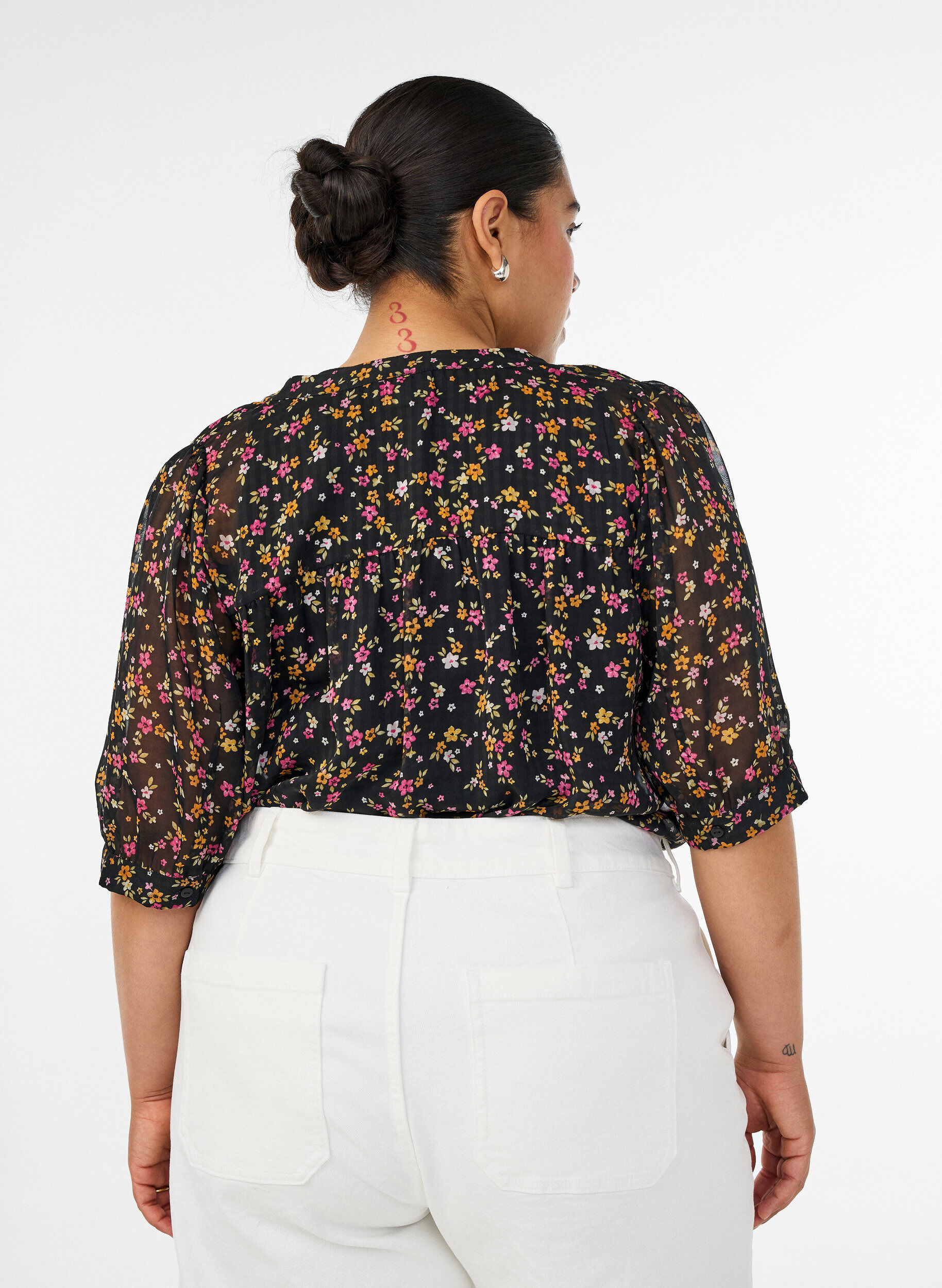 ZizziBluse med blomsterprint og V-udsk&aelig;ring, Sort, Model image number 2