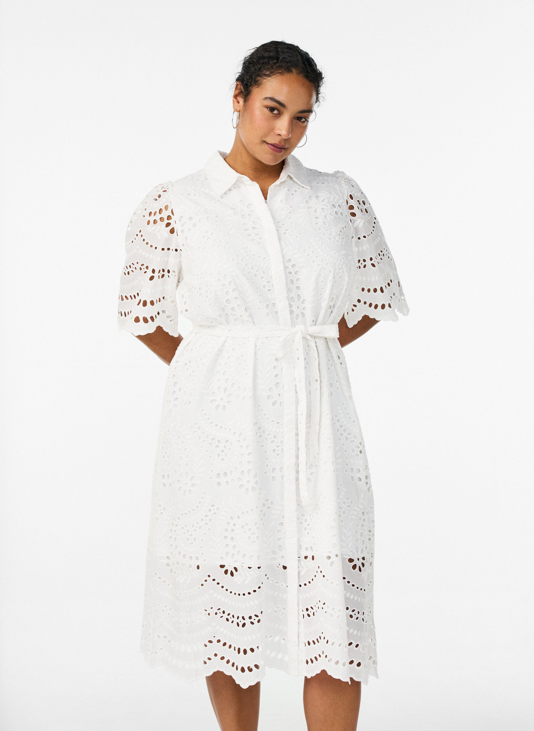 Skjortekjole i broderie anglaise med bindeb&aelig;lte, Hvid, Model