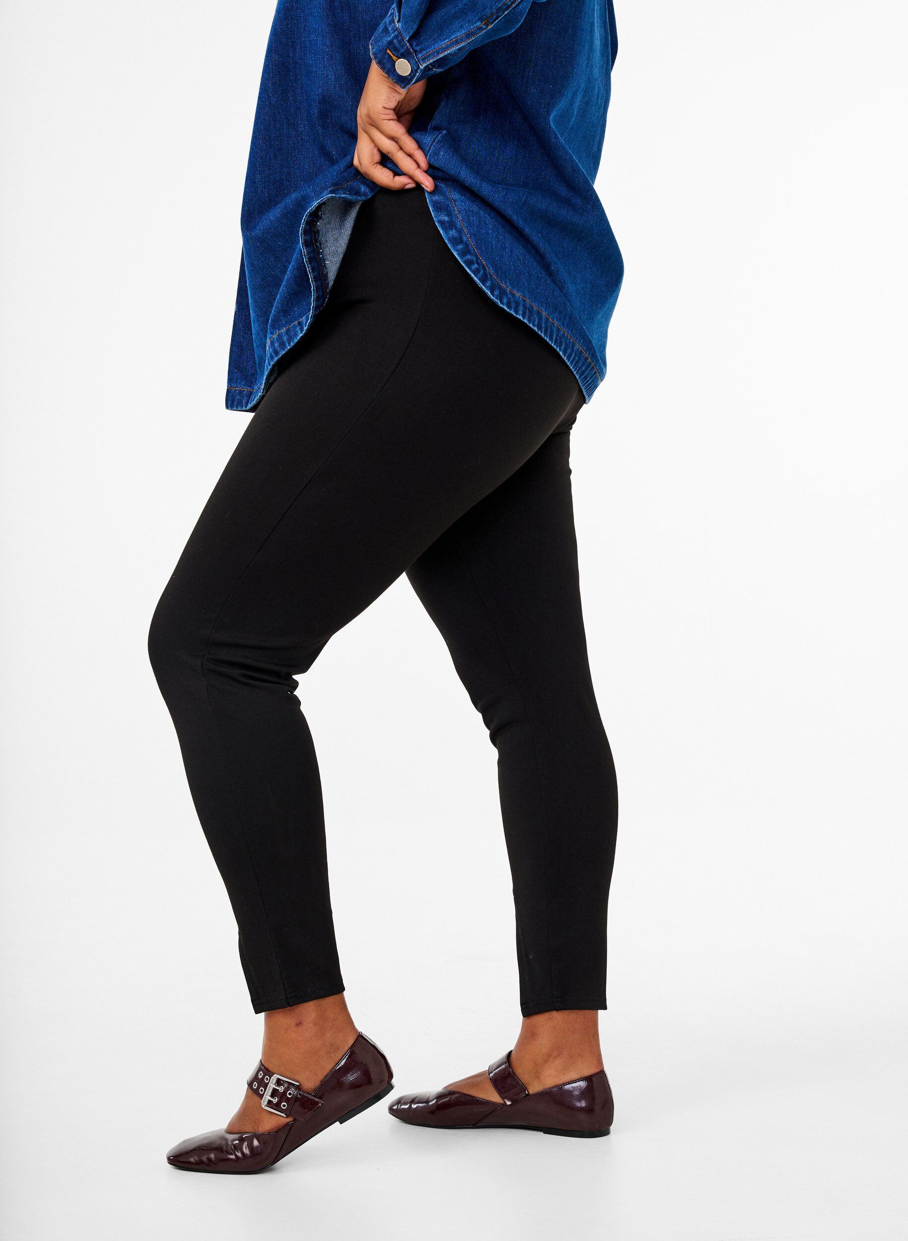 Zizzi Viskose leggings med knapdetalje, Sort, Model image number 2