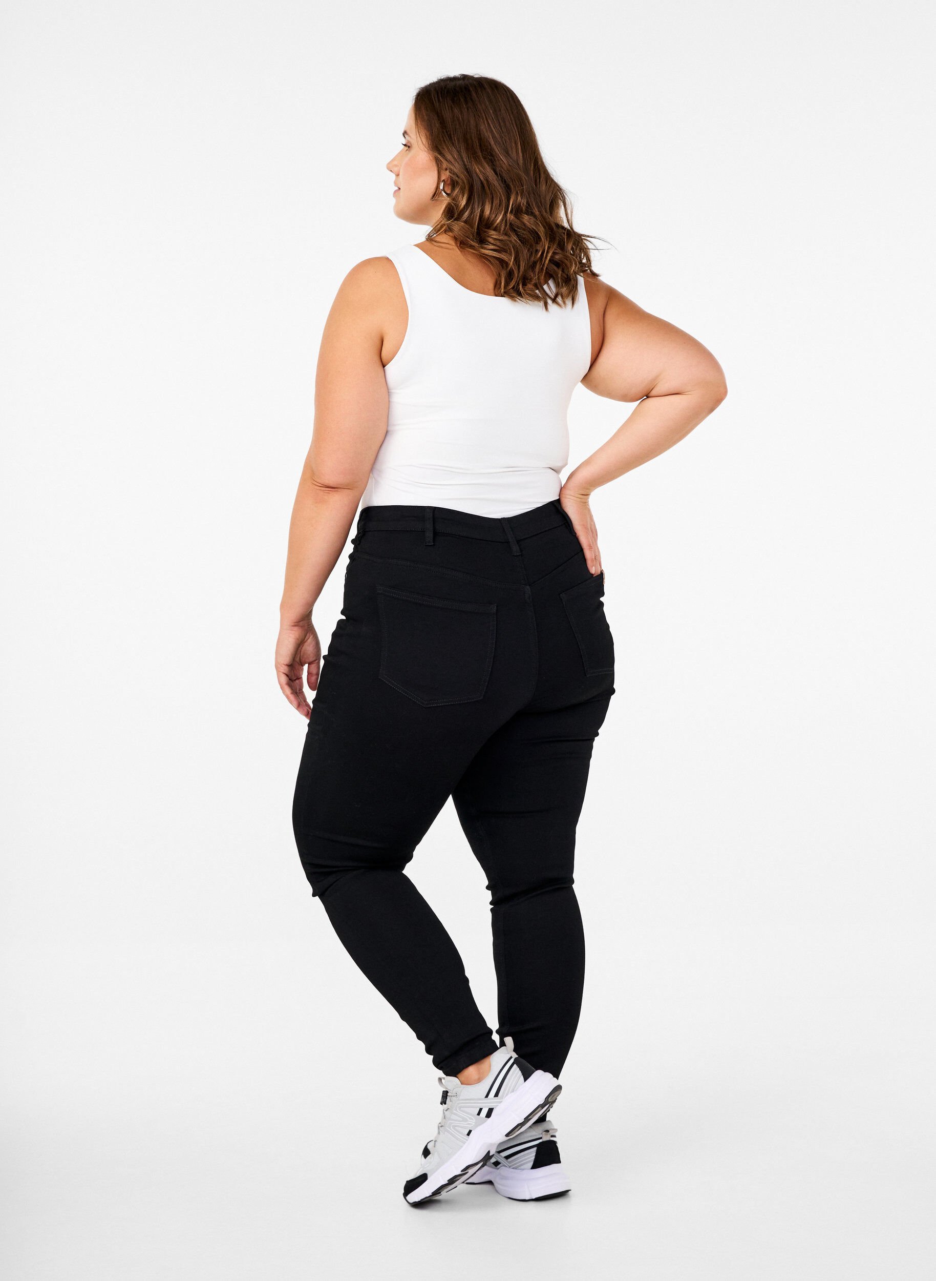 Zizzi H&oslash;jtaljede Amy jeans med knaplukning, Black, Model image number 1