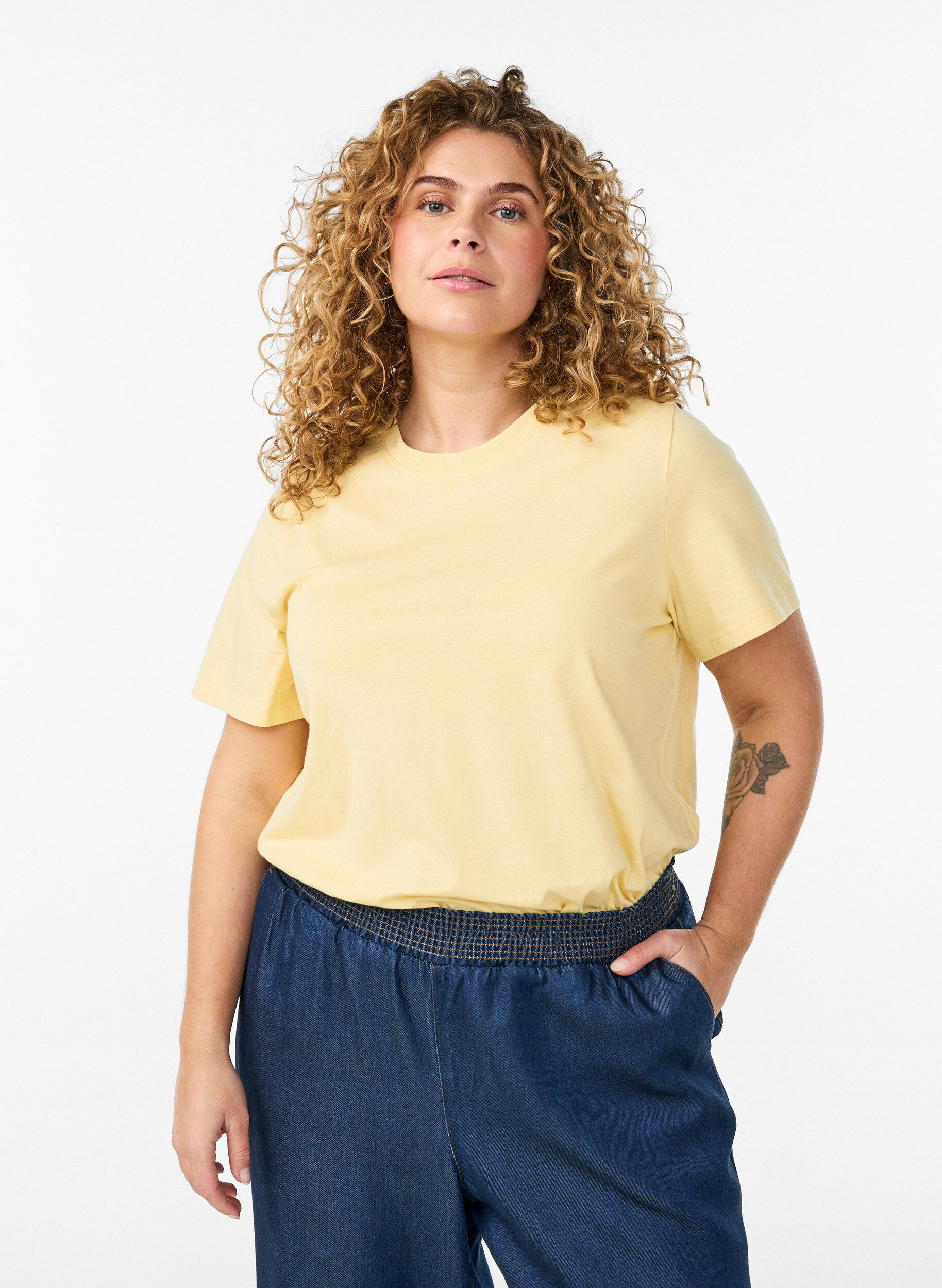 Basis t-shirt i bomuld med rund hals, Gul, Model
