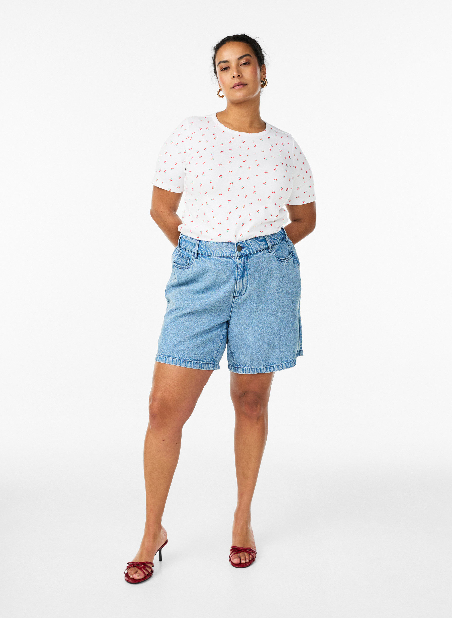 Zizzi L&oslash;se denimshorts med h&oslash;j talje, Bl&aring;, Model image number 1