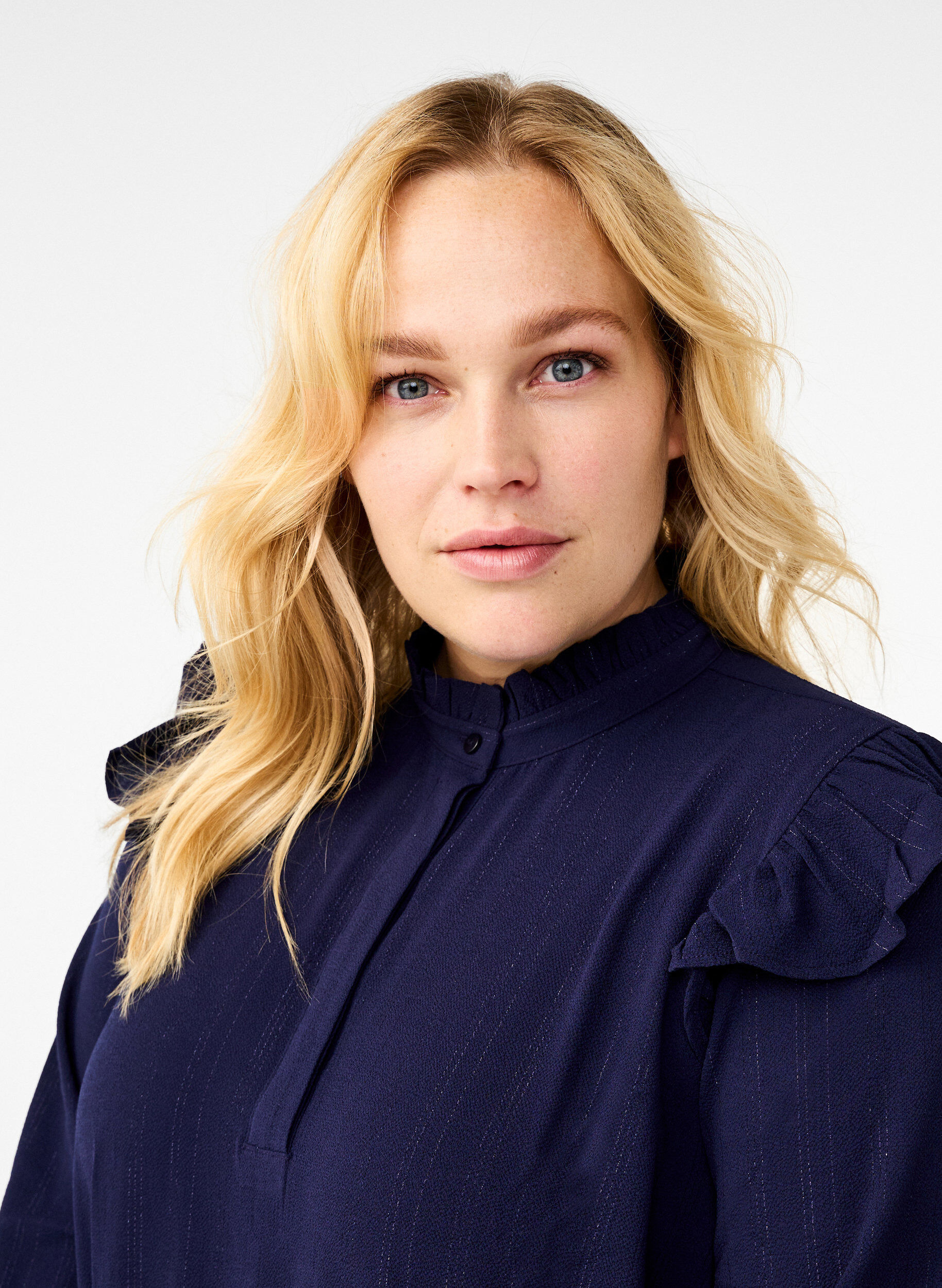 Zizzi Kort kjole med fl&aelig;ser og glimmer, Bl&aring;, Model image number 3