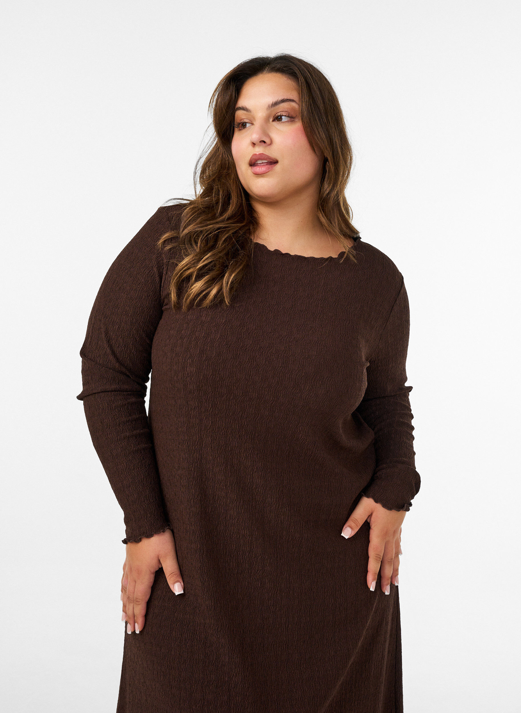 ZizziMidikjole med b&oslash;lget struktur og lange &aelig;rmer, Brun, Model image number 3