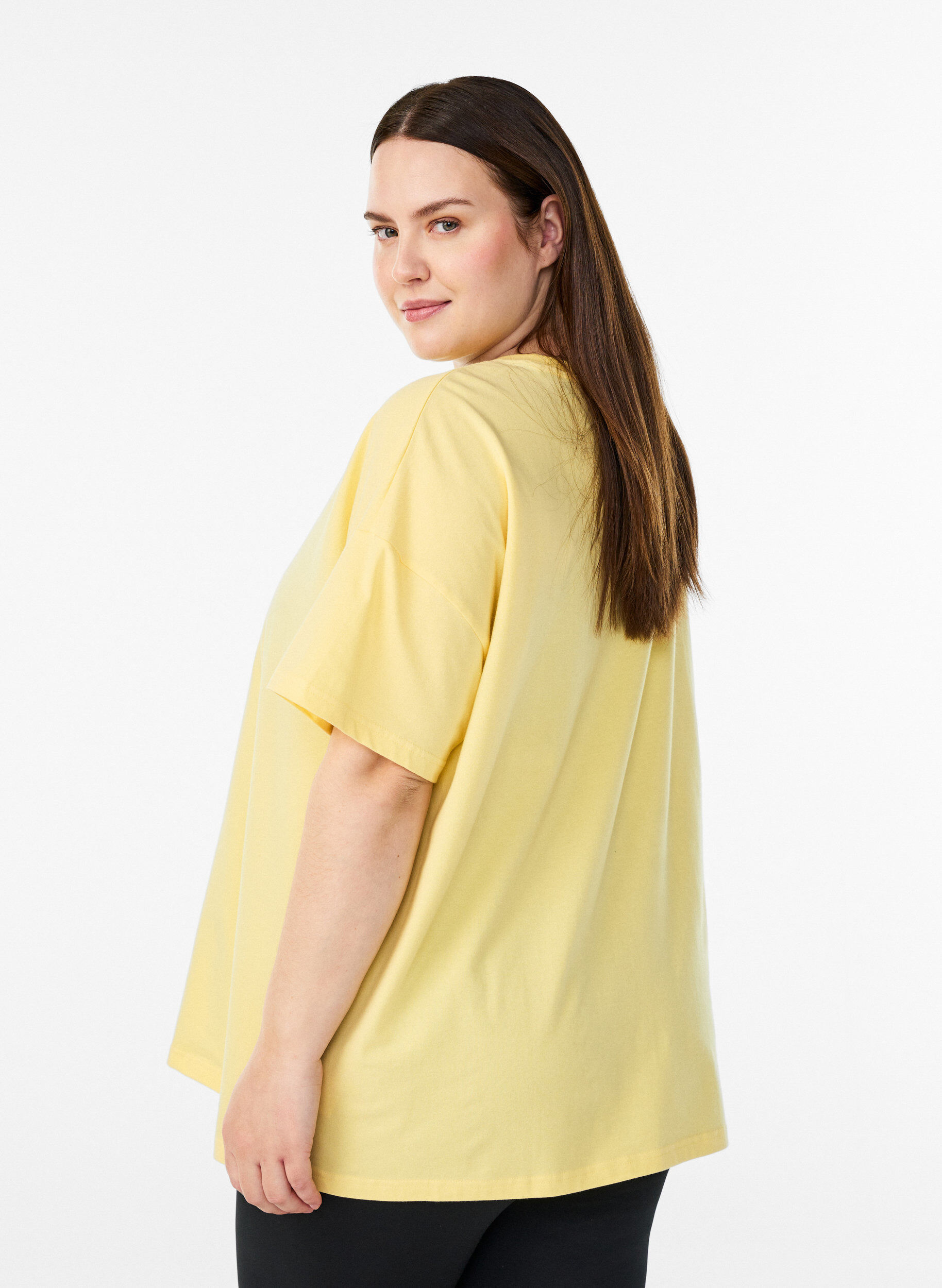 ZizziT-shirt i &oslash;kologisk bomuld med lille frontmotiv, Gul, Model image number 2