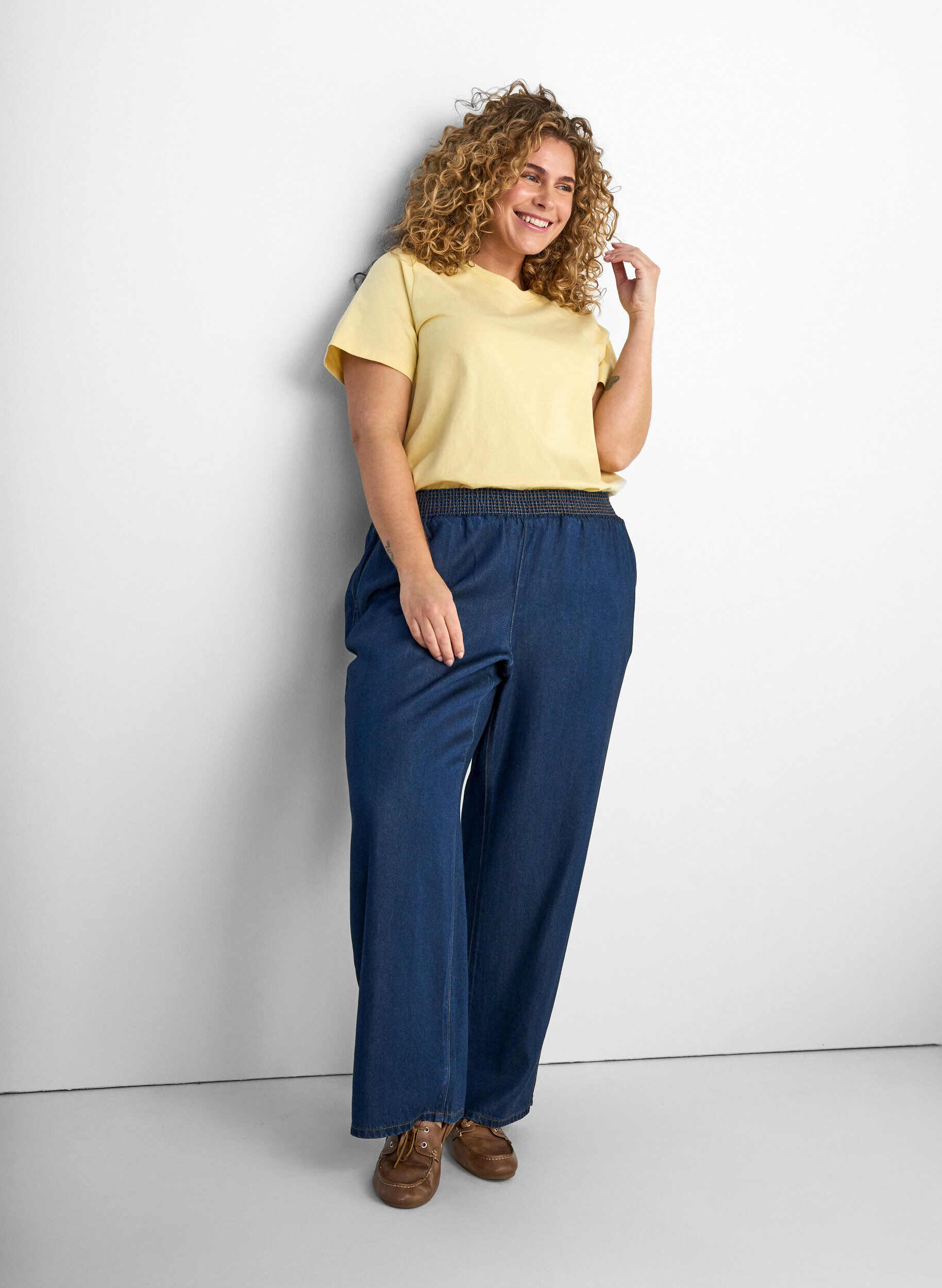 Zizzi Basis t-shirt i bomuld med rund hals, Gul, Model image number 3